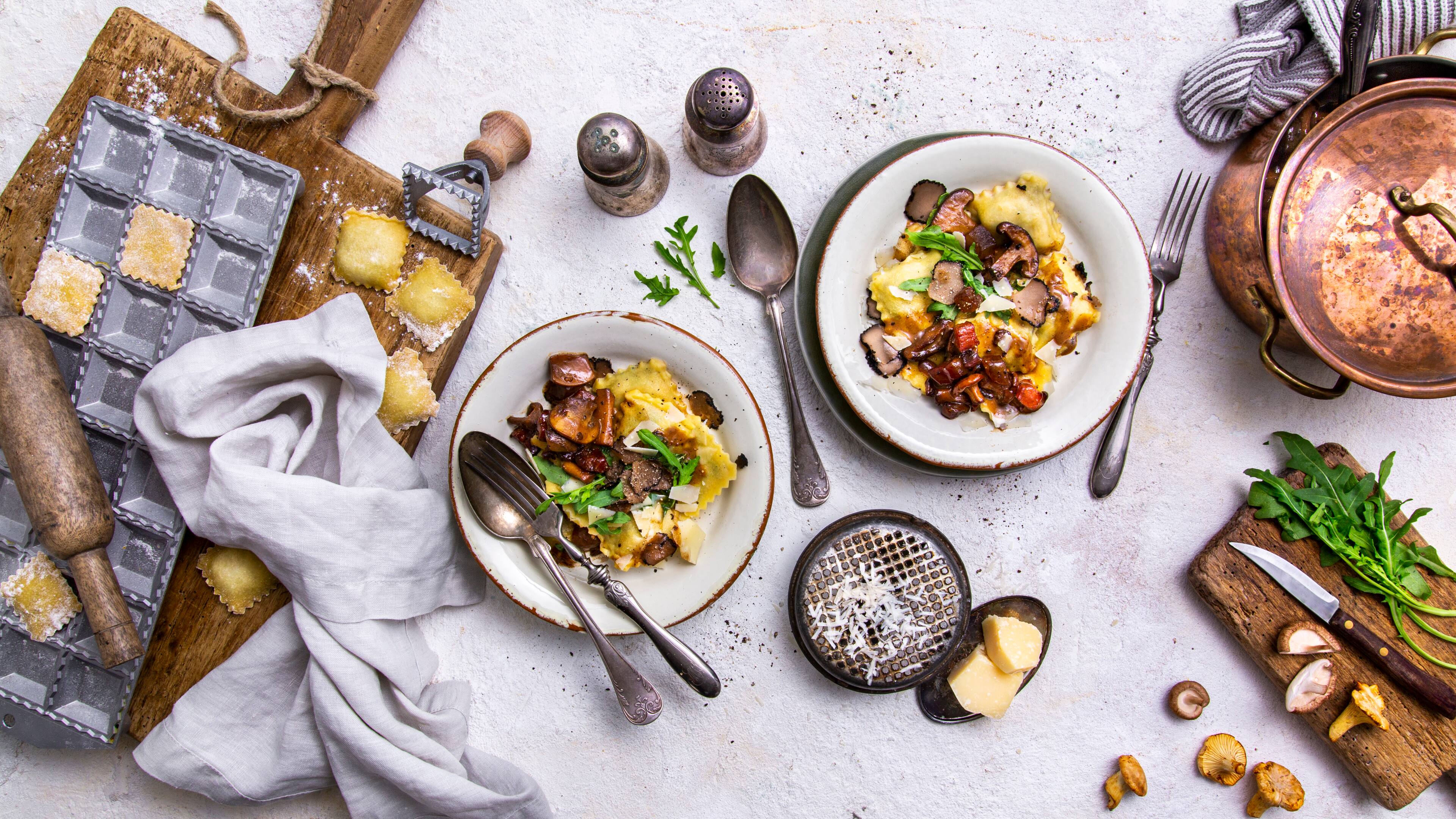 Pilz Ravioli Der mediterrane Pasta-Klassiker: Mit unserem Rezept für Pilz-Ravioli zaubern Sie die gefüllten italienischen Teigtaschen zu Hause einfach selbst. Gleich probieren!