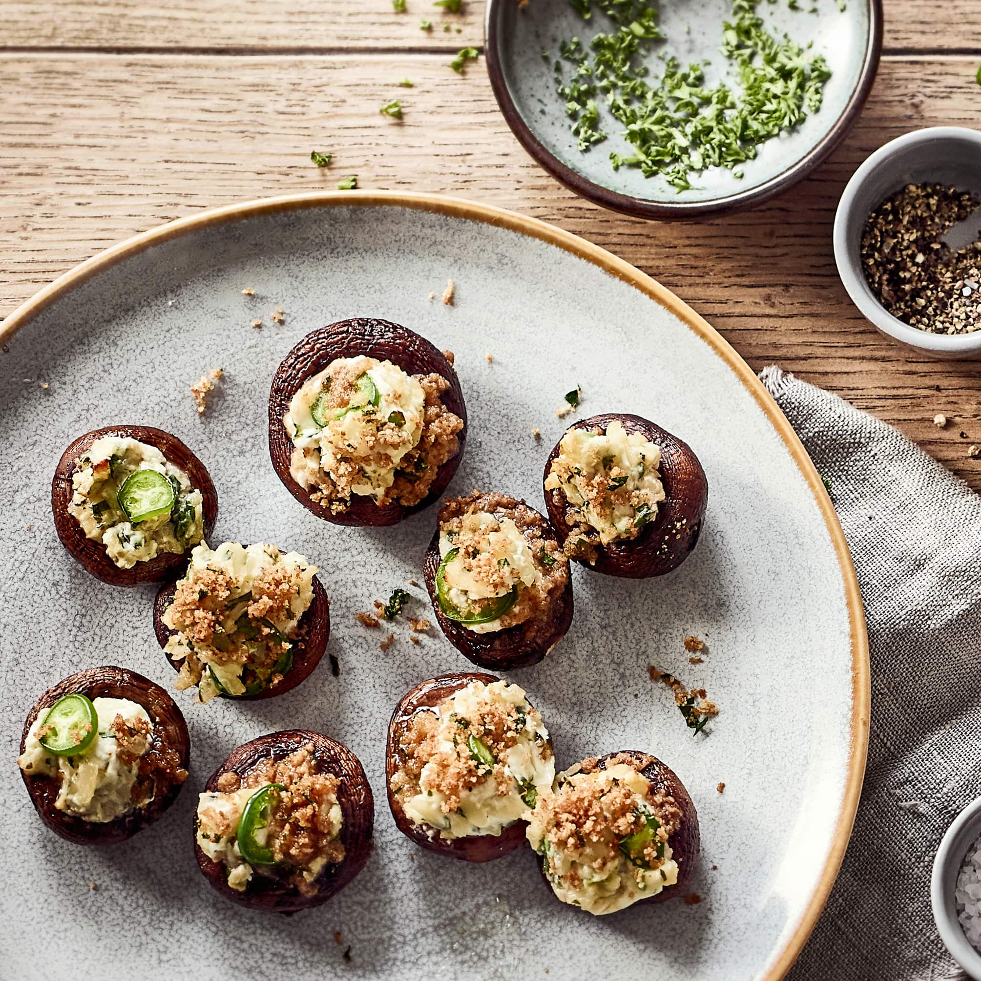 Unsere Pilze vom Grill werden mit einer super leckeren veganen Creme gefüllt, mit selbstgemachten Semmelbröseln getoppt und anschließend bei indirekter Hitze gegrillt.
