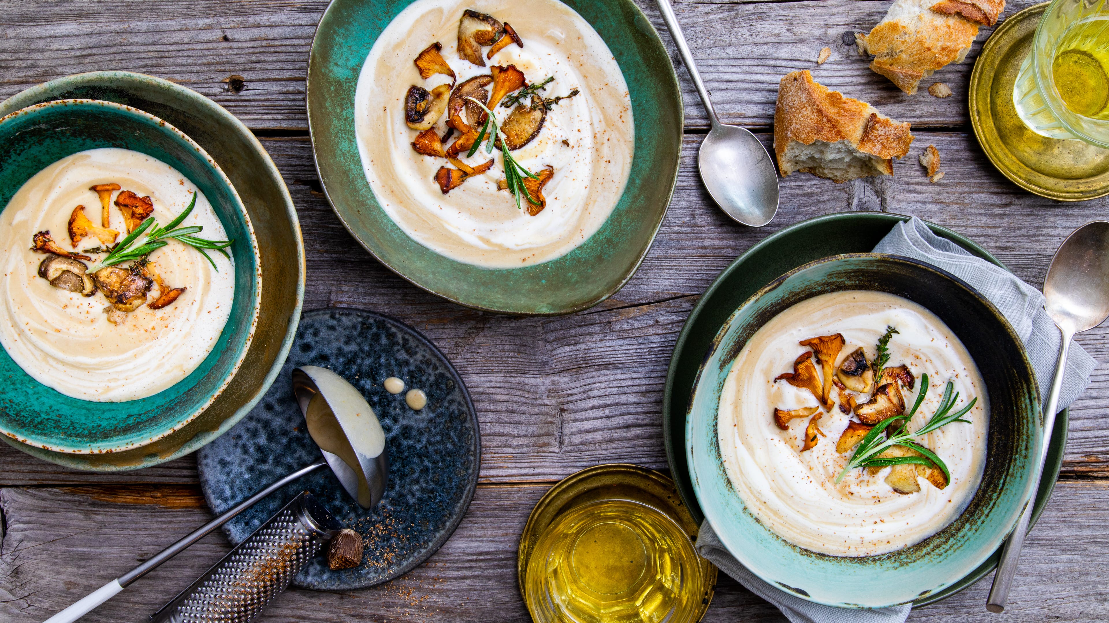 Pilzrahmsuppe Einfach & schnellgemacht und ein Muss für den Herbst: Probieren Sie doch einmal unsere Pilzrahmsuppe mit dreierlei Sorten Pilzen und Kartoffeln.