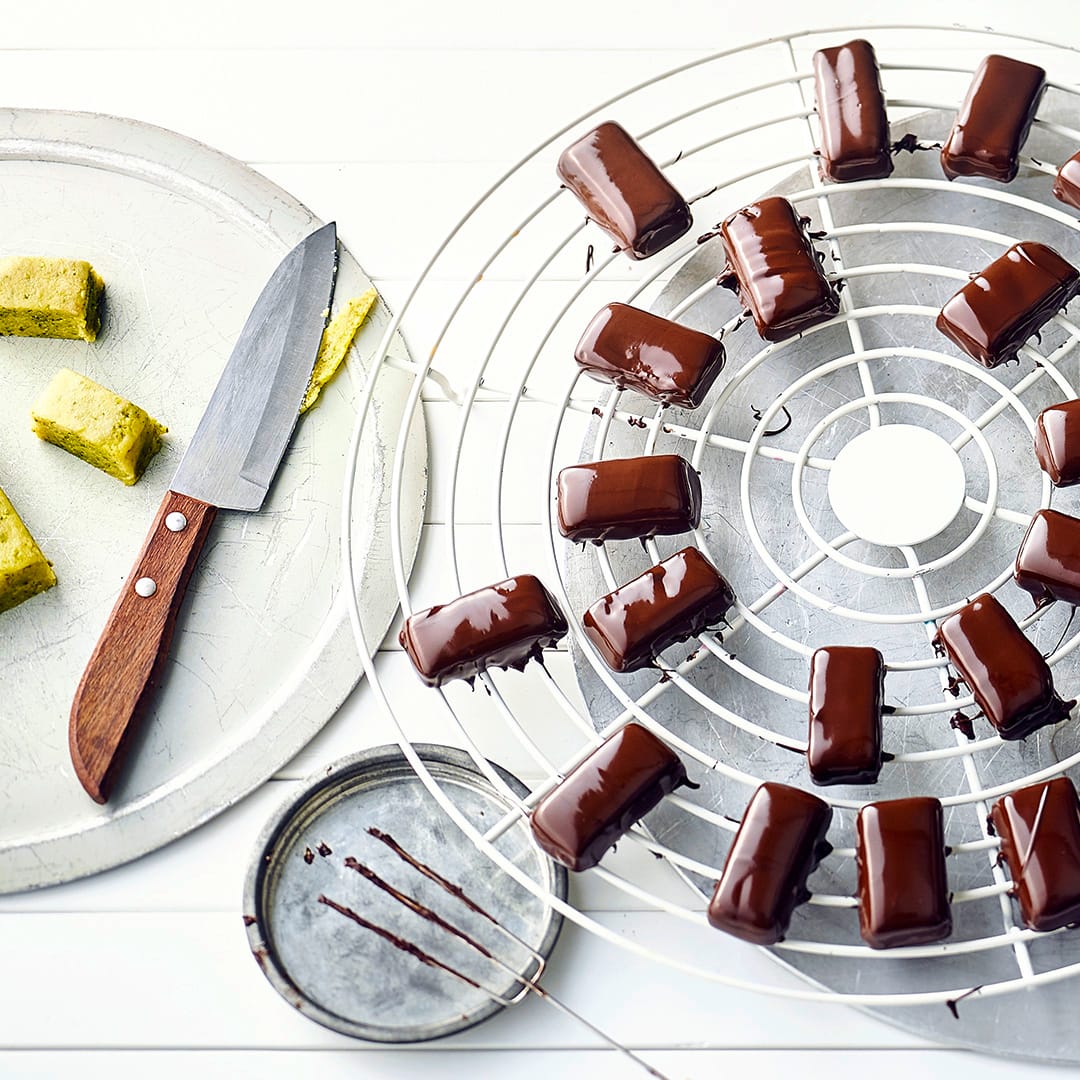 Selbstgemachte Pralinen aus Marzipan und fein geriebenen Pistazien, in köstliche Kuvertüre getaucht. Ob als Geschenk oder zum selber essen!
