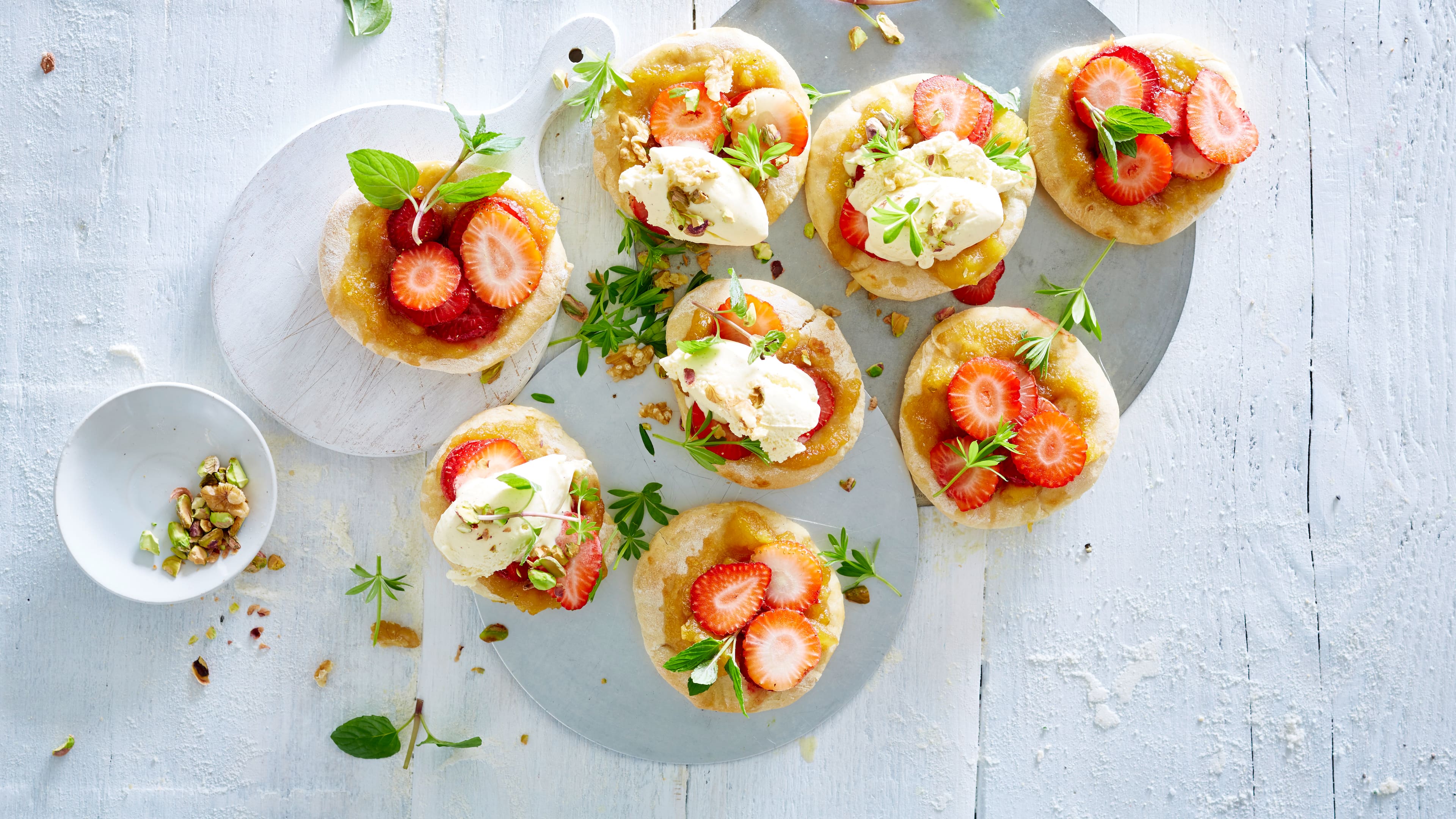 Pizza mit Apfel und Karamell Ein echter Hingucker für warme Sommertage! Unser Rezept für Pizza mit Apfel-Karamell-Soße kombiniert mit leckerem Vanilleeis und fruchtigen Erdbeeren.