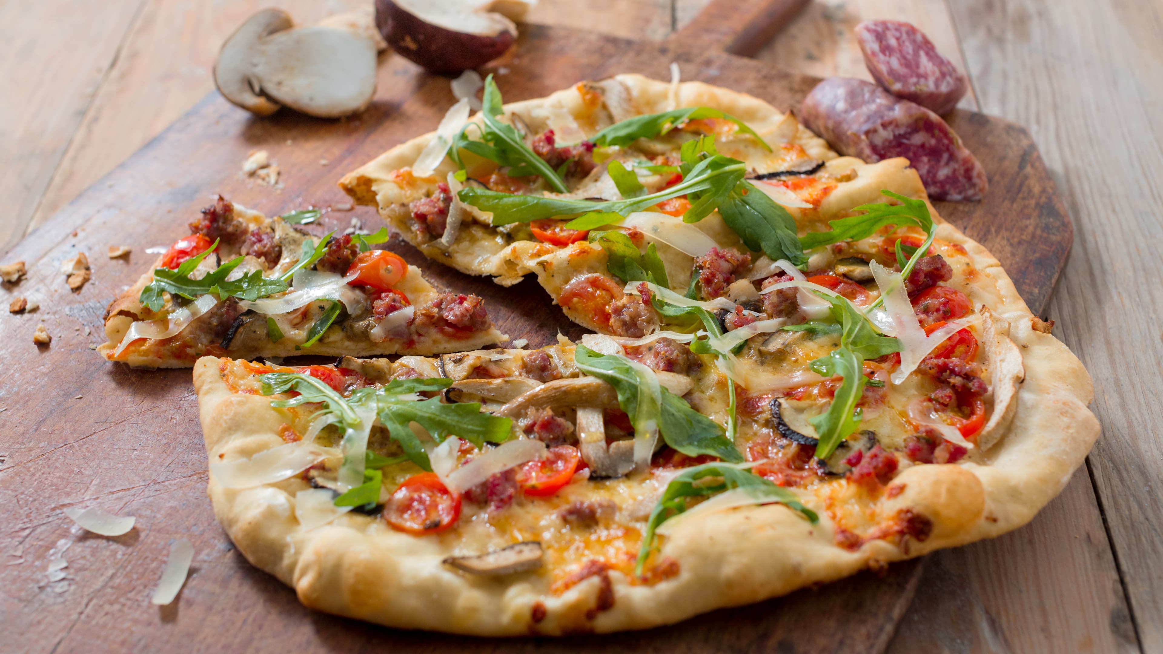 Pizza mit Salsiccia Pizza mit Salsiccia