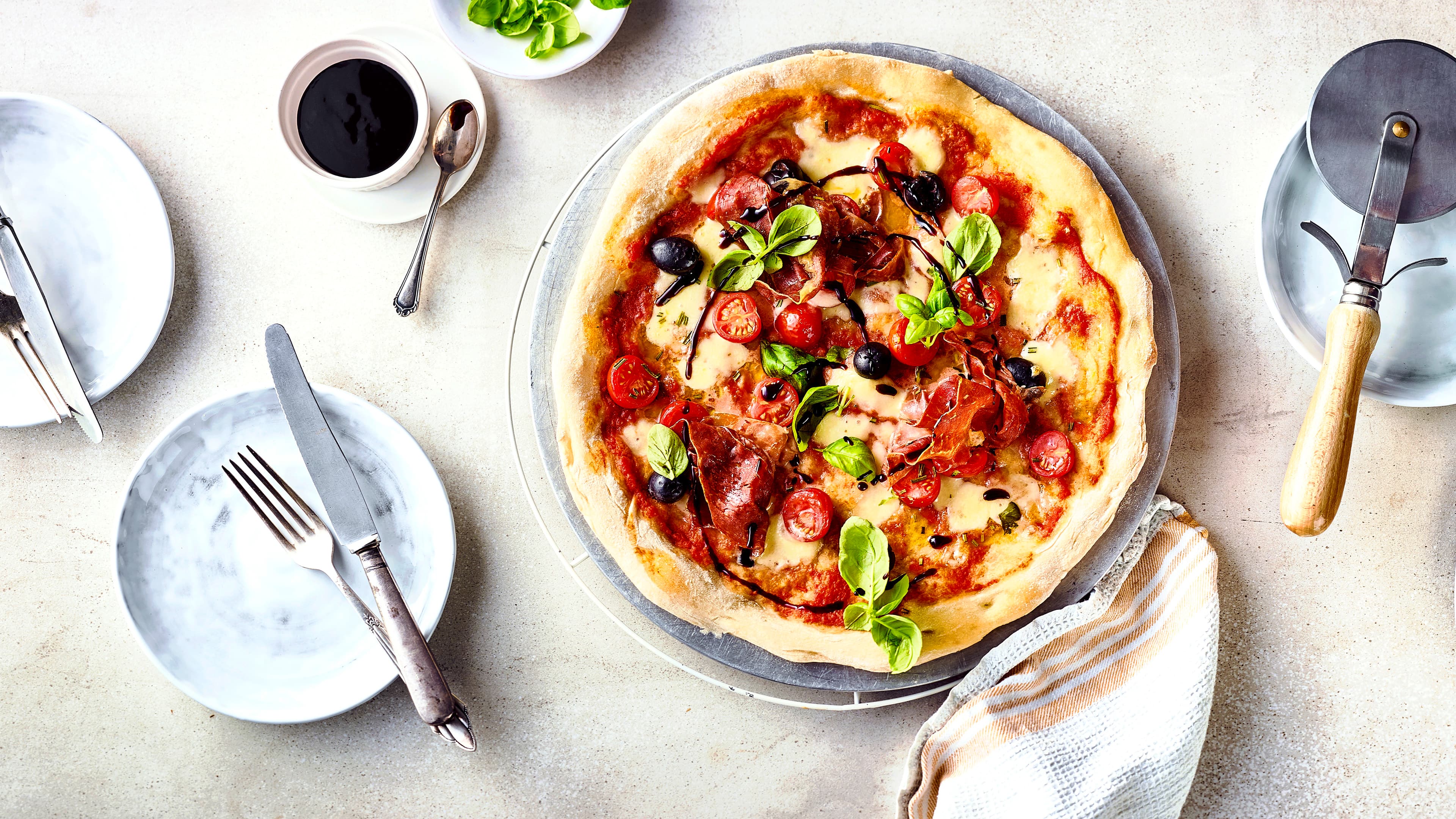 Pizza vom Grill Pizza aus dem Ofen kann jeder – wir servieren die knusprige Spezialität vom Grill und belegen sie vorher mit Cherrytomaten, Parmaschinken und Mozzarella.