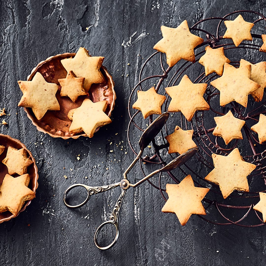 Leckerer Plätzchengenuss geht auch ohne Zucker! Bei unserem Rezept für klassische Mürbeteigplätzchen ganz ohne Zucker verwenden wir Honig als Süßungsmittel.