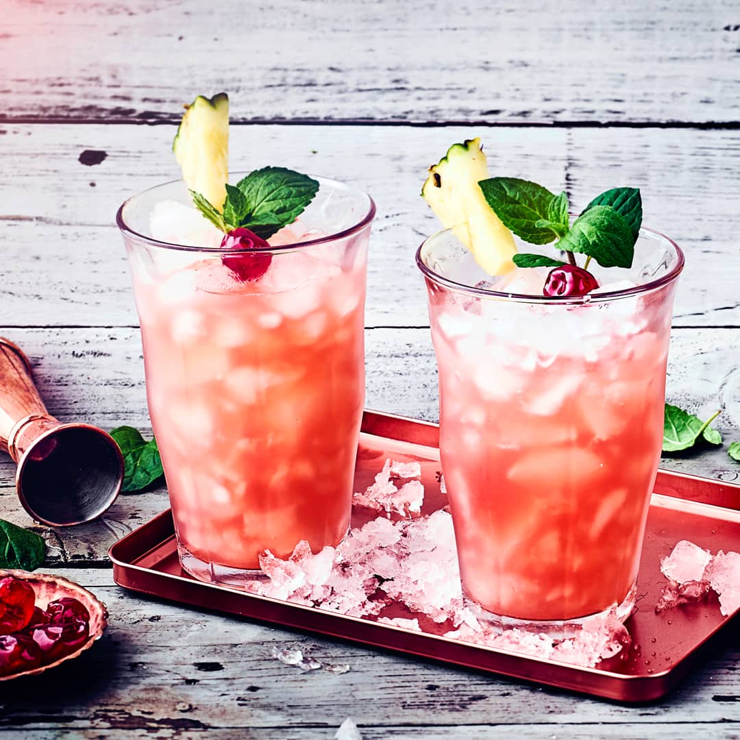 Planters Punch mit Rum, Grenadine und Orangensaft: ein karibischer Cocktail ganz einfach zubereitet.