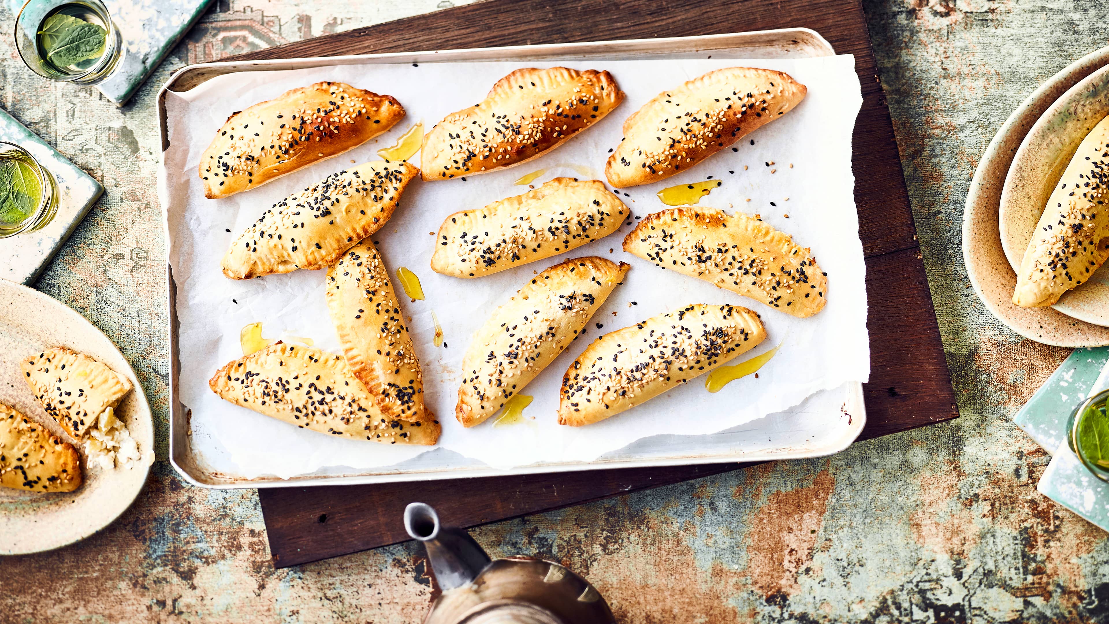 Pogaca Türgische Pogaca sind köstliche kleine Teigtaschen mit würziger Kartoffel-Feta-Füllung und mit zweierlei Sesam bestreut.