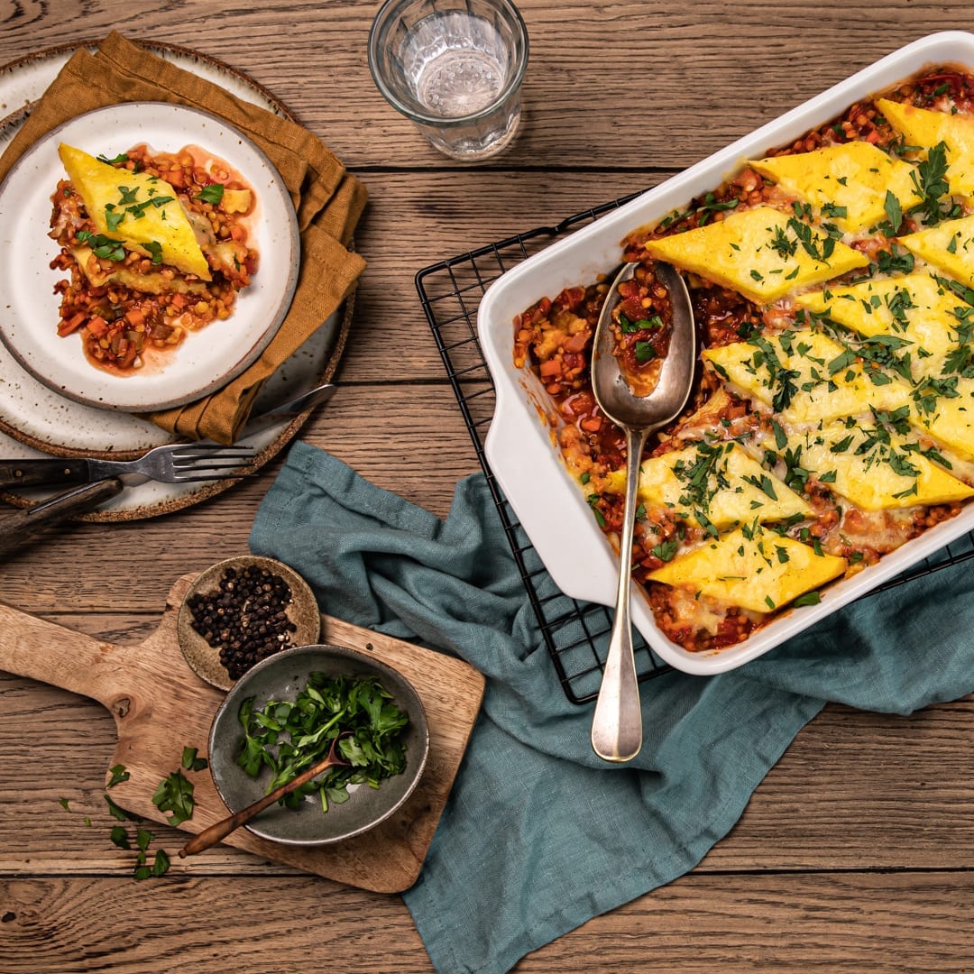 Lust auf Auflauf, aber vielleicht mal etwas spezieller? Probieren Sie unseren leckeren Polenta-Auflauf mit selbstgemachten Polentarauten, leckerer Linsenbolognese und viel Käse!