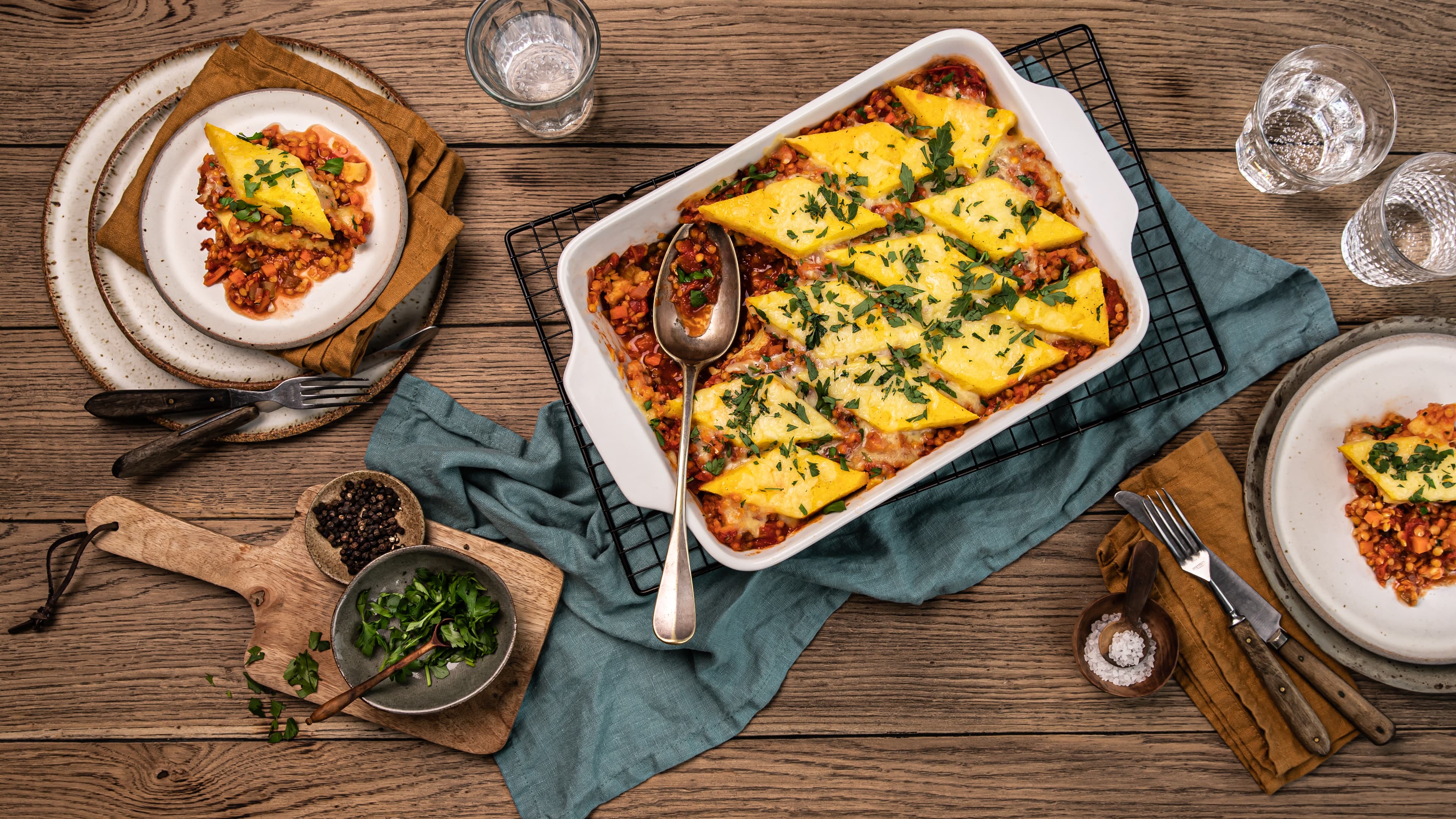 Polenta-Auflauf Lust auf Auflauf, aber vielleicht mal etwas spezieller? Probieren Sie unseren leckeren Polenta-Auflauf mit selbstgemachten Polentarauten, leckerer Linsenbolognese und viel Käse!