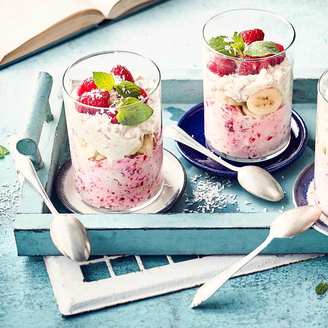 Mit unserem veganen Power-Frühstück aus cremigem Soja-Joghurt, Soja-Reisdrink, Haferflocken und frischen Früchten starten Sie mit einer Extraportion Energie in den Tag!