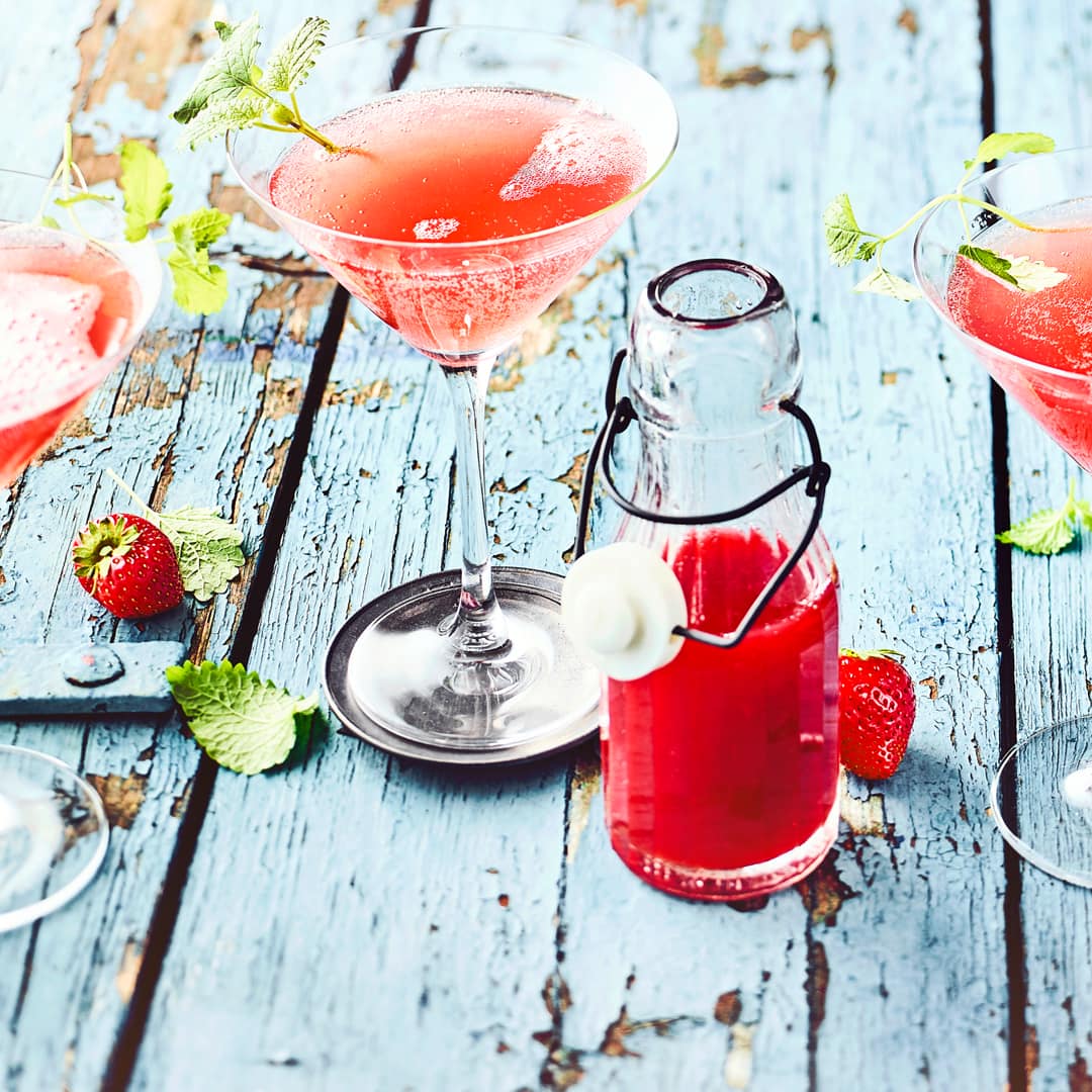 Sie suchen leckere Getränke für Ihre nächste Sommerparty? Probieren Sie unser Rezept für Prosecco mit selbst gemachtem Erdbeersirup aus!