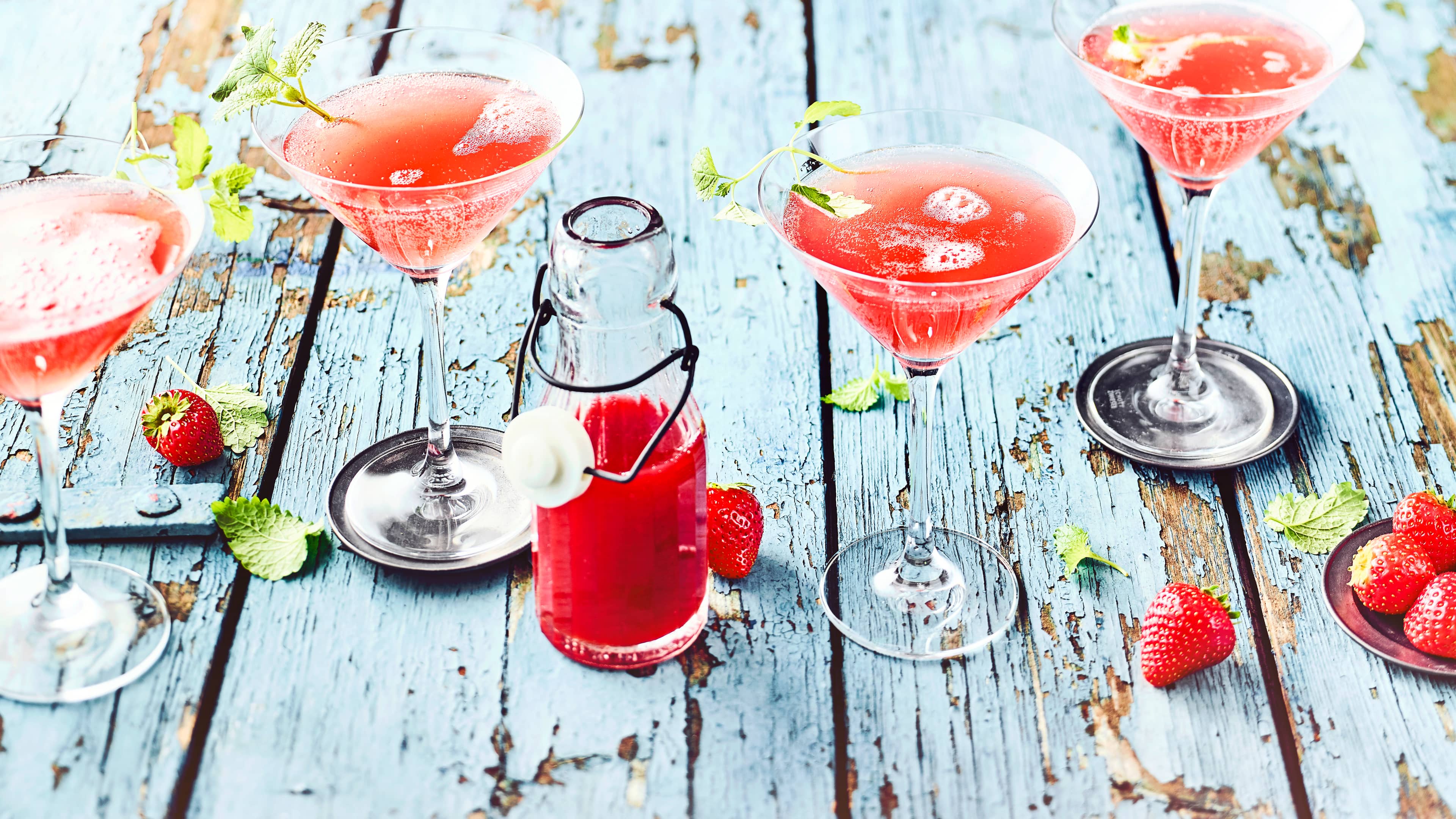 Prosecco mit Erdbeersirup Sie suchen leckere Getränke für Ihre nächste Sommerparty? Probieren Sie unser Rezept für Prosecco mit selbst gemachtem Erdbeersirup aus!