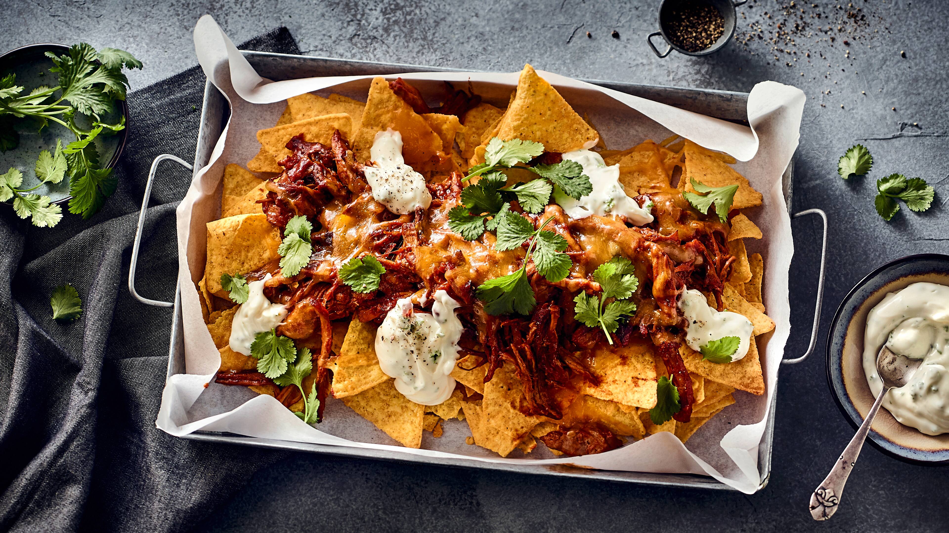 Pulled Pork Nachos Eine Tüte Chips aufmachen ist einfach, aber hier kommt der volle Genuss: Pulled Pork Nachos – mit zweierlei selbstgemachten Soßen.