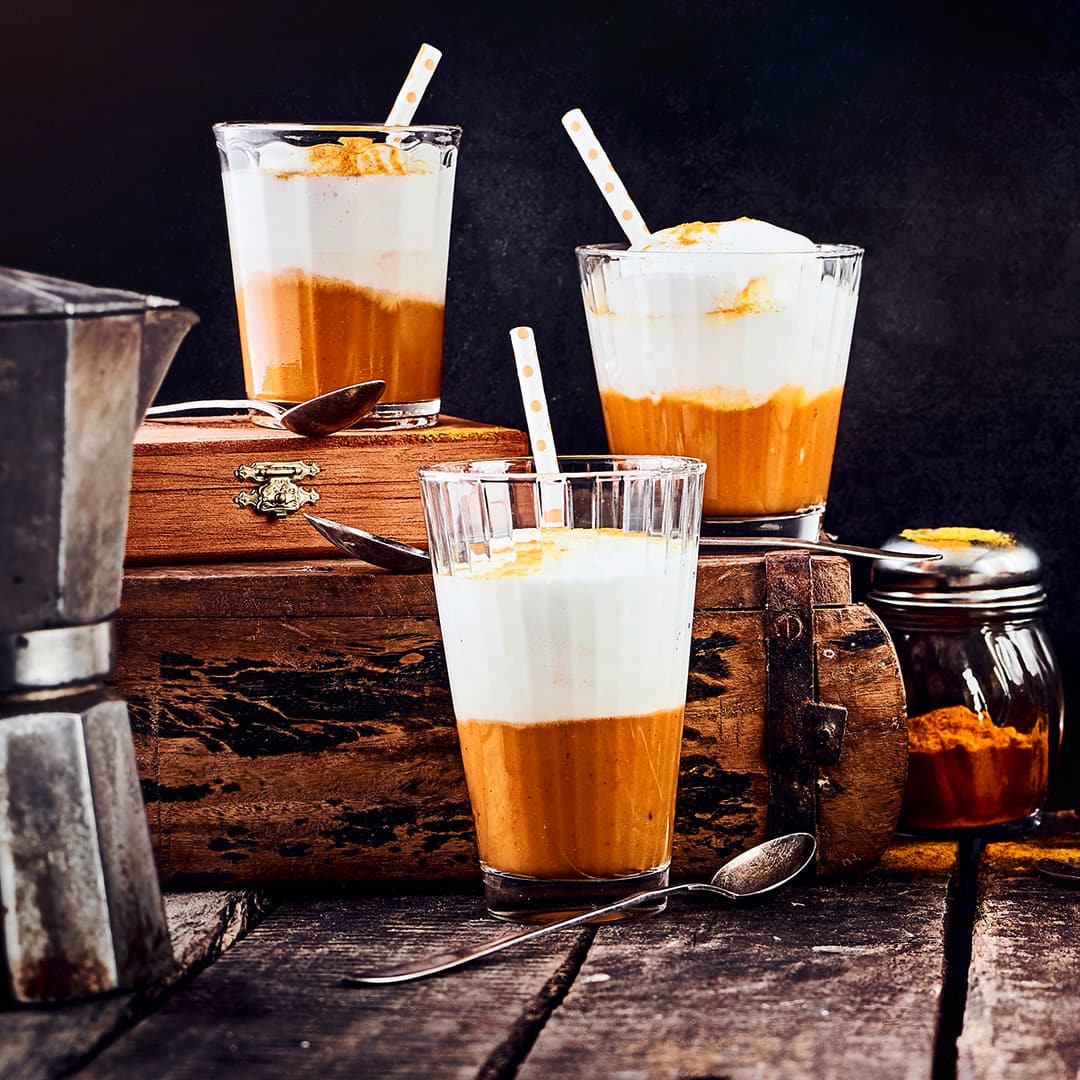 Dieses herbstliche Getränk hat sich wirklich zum Klassiker entwickelt und ist dazu ganz einfach selber zuzubereiten: Überraschen Sie Ihre Gäste doch einmal mit einem Pumpkin Spice Latte!