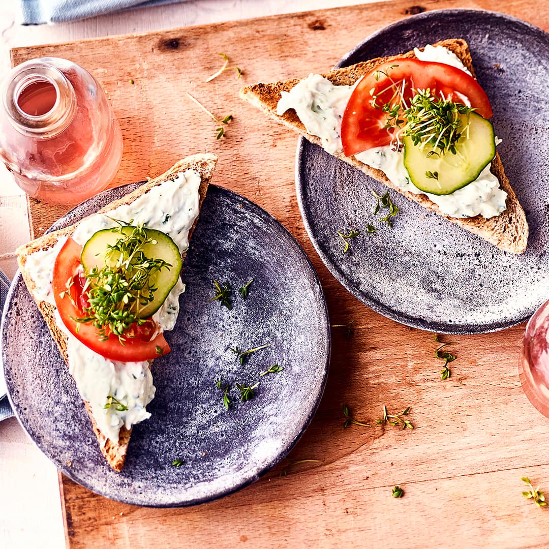 Herzhaftes Frühstück und kräftiger Snack für zwischendurch: Unser Vollkorntoast mit einem Gemüse-Quark-Aufstrich ist in 15 Minuten zubereitet und das ideale Gericht für den schnellen Hunger.