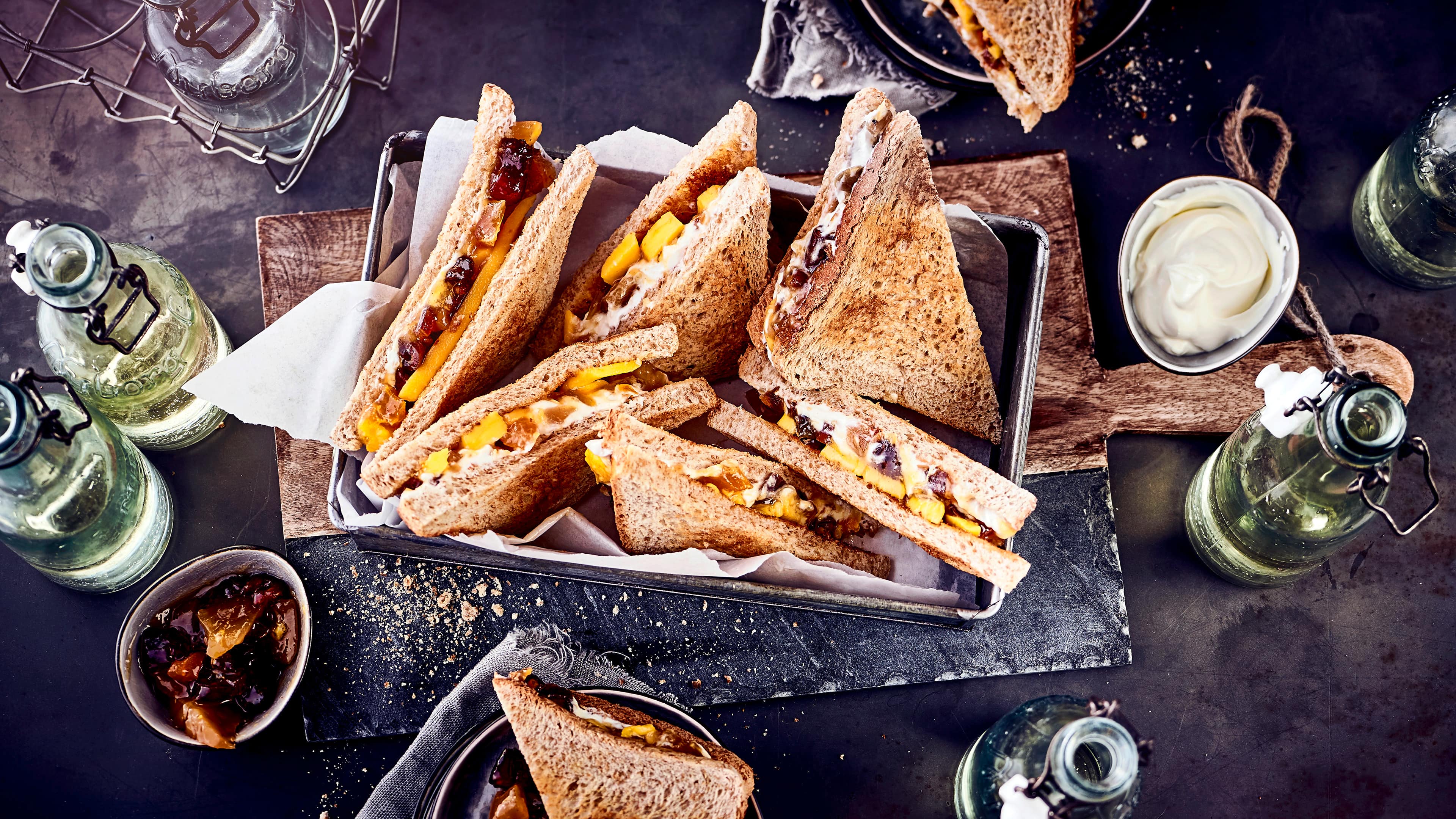Quark-Toast mit Chutney Lust auf einen ausgefallenen, vegetarischen Snack? Probieren Sie unseren süßen Quark-Toast mit frischen Mangospalten und Aprikose-Dattel-Chutney – fertig in 20 Minuten!