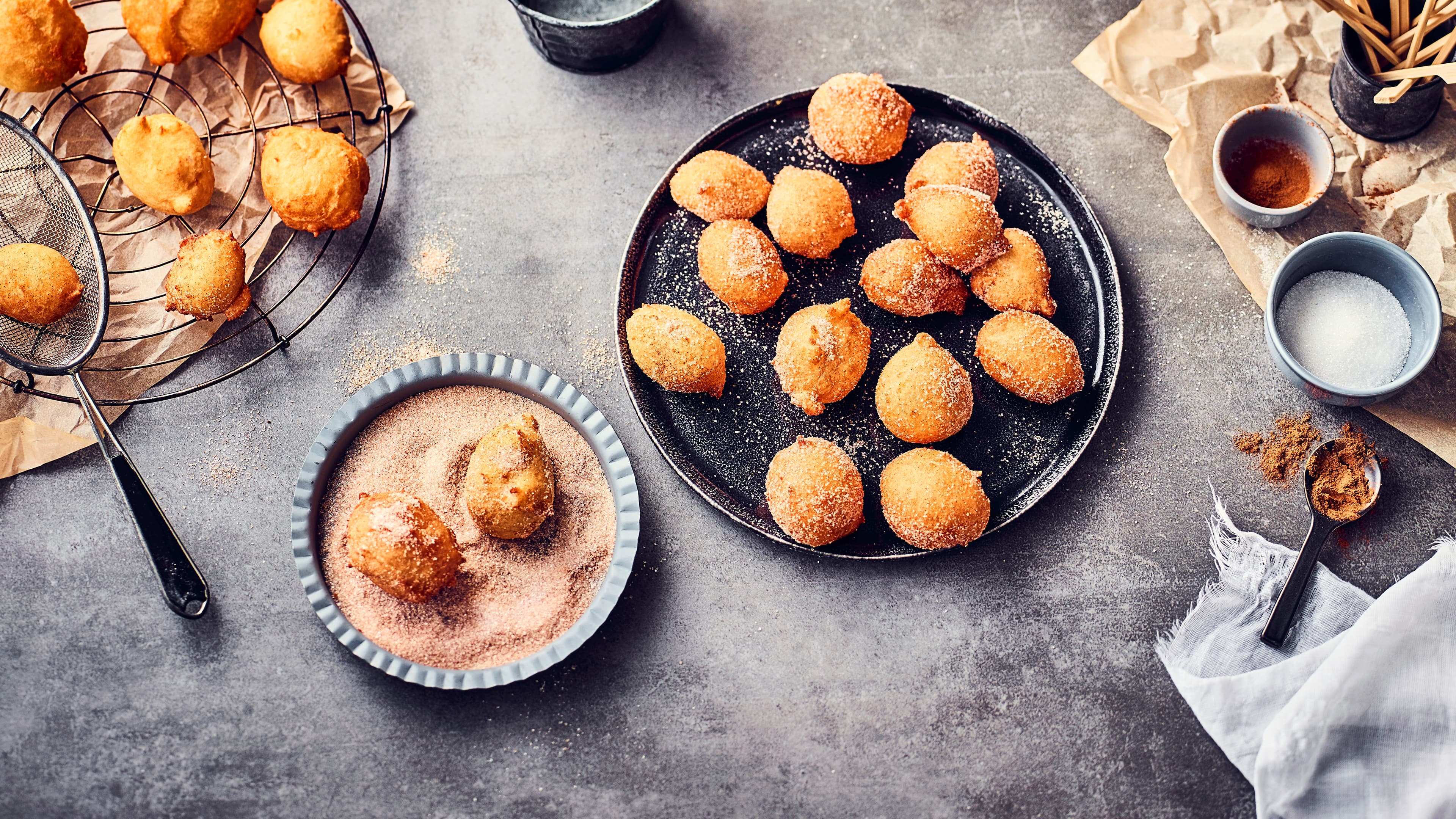 Quarkbällchen Es muss nicht immer ein großes Stück Torte oder Kuchen sein: Mit unserem Quarkbällchen-Rezept zaubern Sie leckeres Fingerfood auf den Kaffeetisch. Ein toller Snack für den Nachmittag oder ein ausgefallenes Dessert.