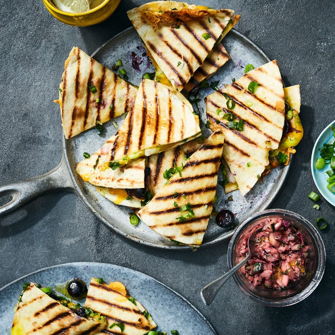 Die kleinen Weizentortillas kombinieren wir mal ganz außergewöhnlich: Probieren Sie unser Rezept für Quesadillas mit Heidelbeeren, Gurkensalsa und viel würzigem Cheddar.