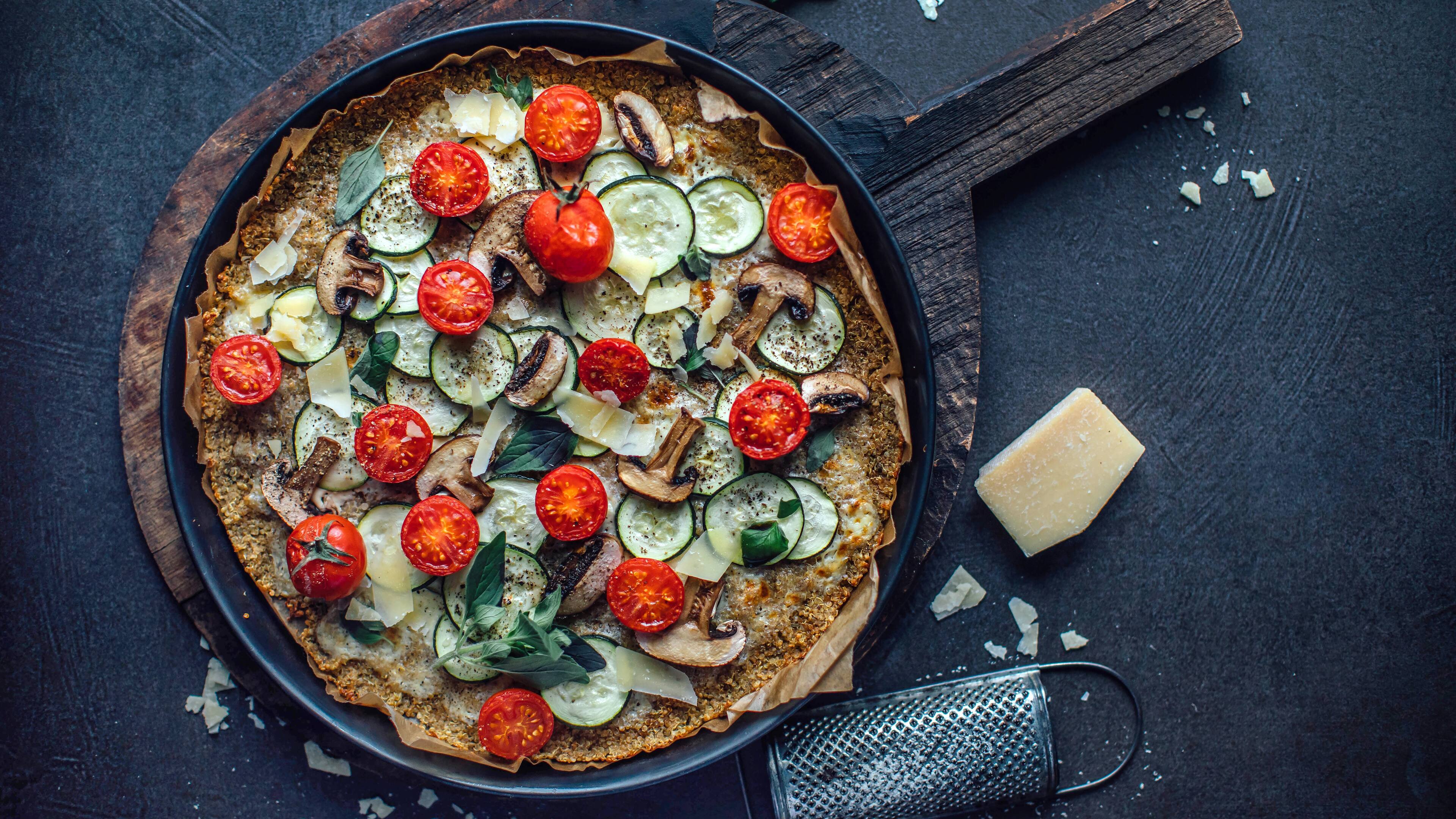 Quinoa-Pizza Wenn es Pizza gibt, möchte jeder ein Stück abhaben! Ganz besonders von unserer köstlichen Quinoa-Pizza mit Zucchini, Tomaten und Champignons.