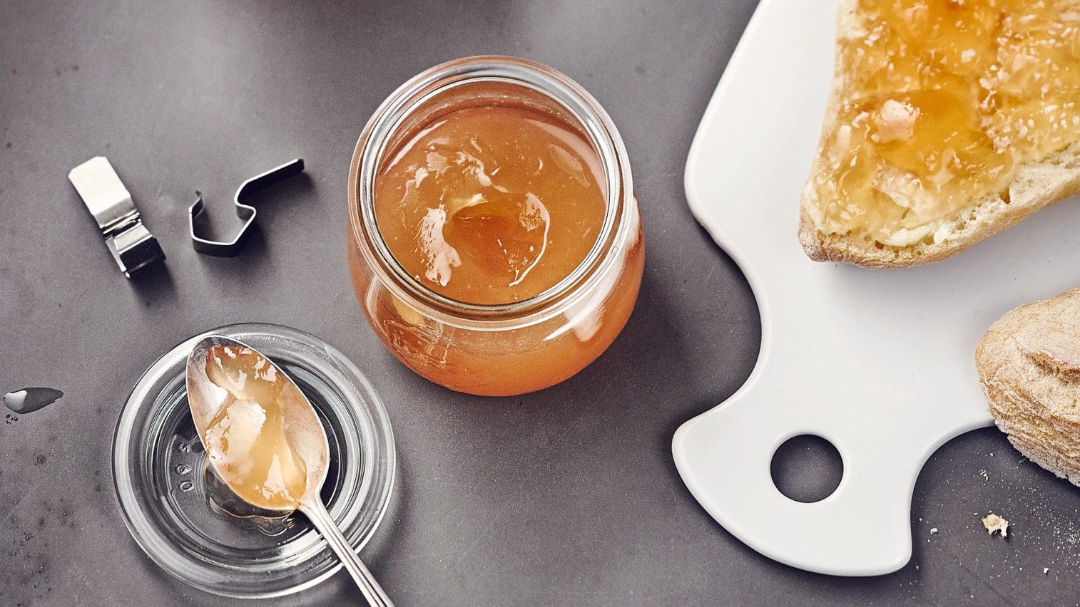 Quittengelee mit Ingwer Quittengelee mit IngwerIn Omas Obstgarten waren die Bäume mit den gelben, apfelförmigen Früchten noch selbstverständlich. Heute schätzen Kenner das säuerliche Obst als leckeren Brotaufstrich und Zutat für gebackene Leckereien.