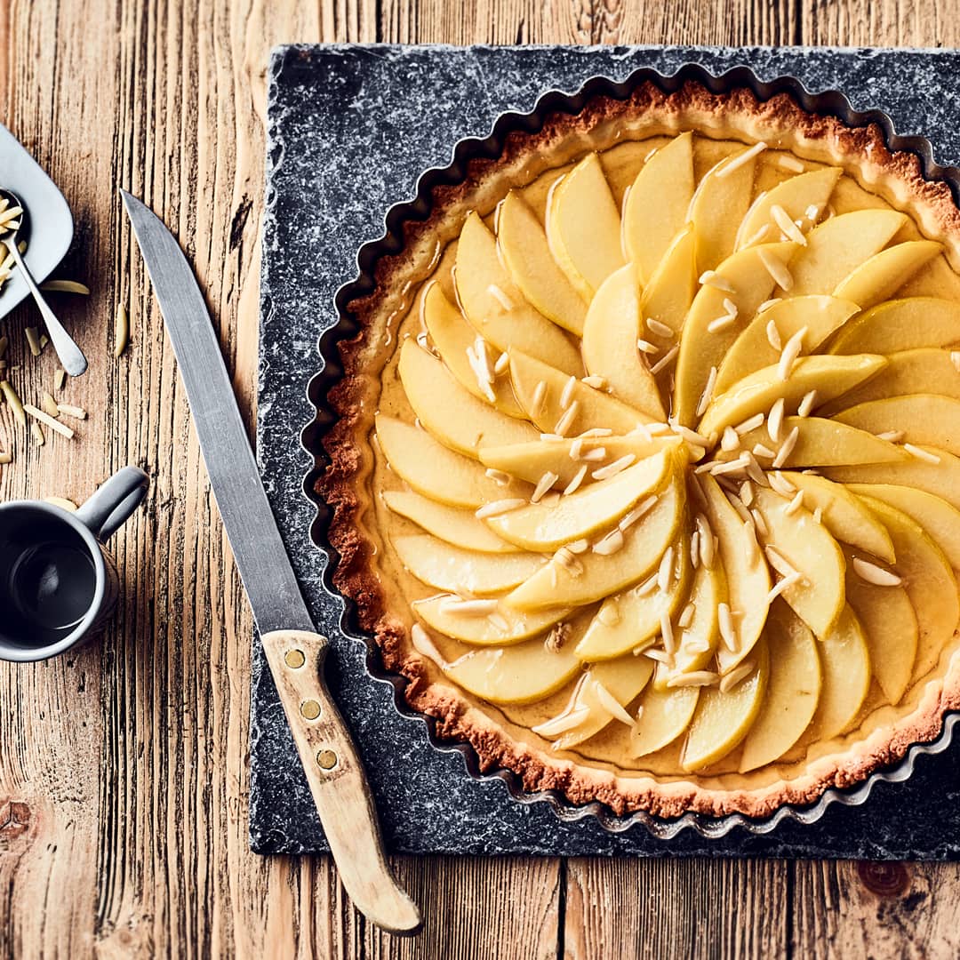 Lust auf eine Quitten-Tarte? Probieren Sie unser Rezept für diesen herbstlichen Kuchen mit Mürbeteigboden am besten gleich aus – fertig in einer Stunde!