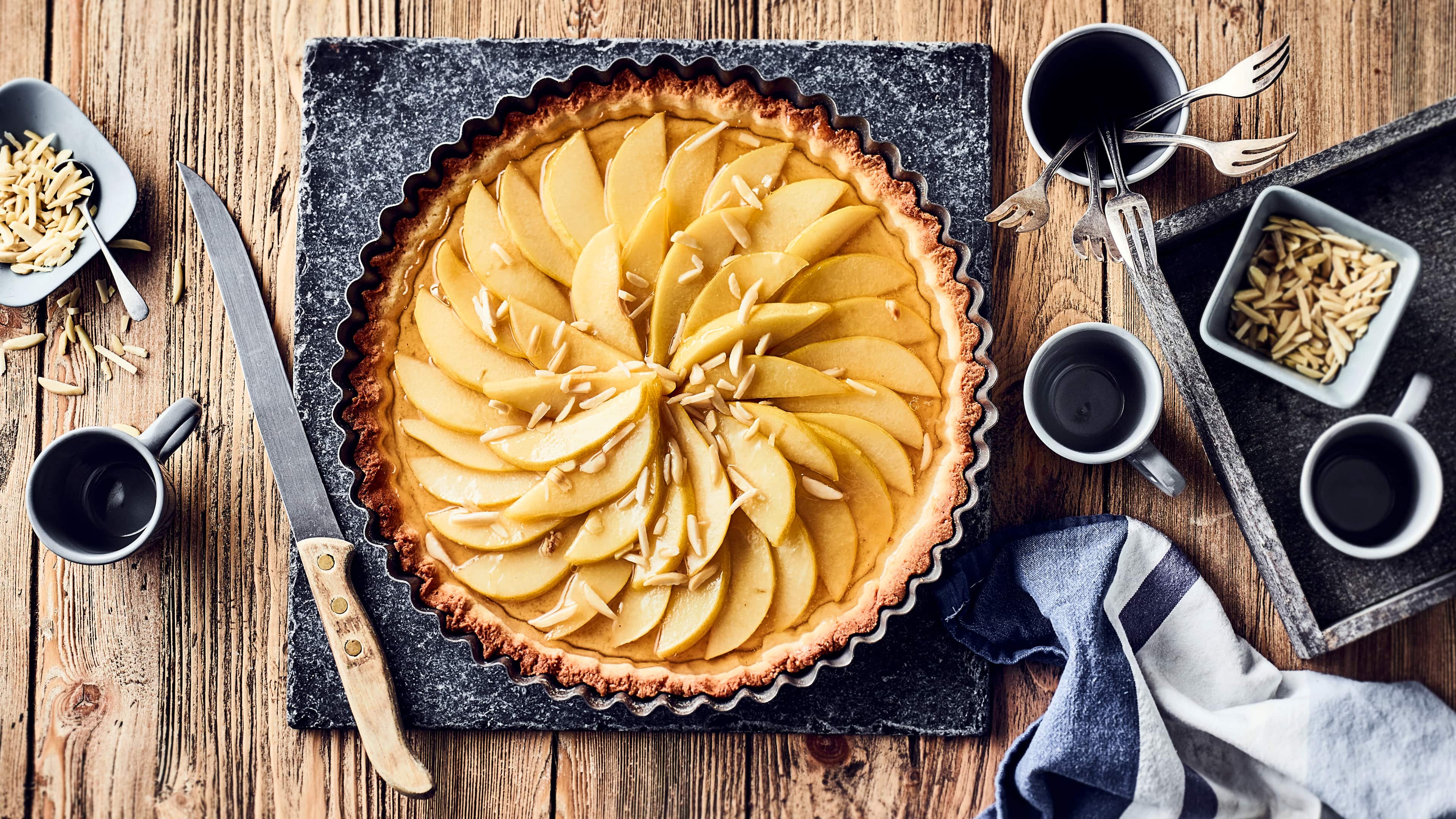 Quitten-Tarte Lust auf eine Quitten-Tarte? Probieren Sie unser Rezept für diesen herbstlichen Kuchen mit Mürbeteigboden am besten gleich aus – fertig in einer Stunde!