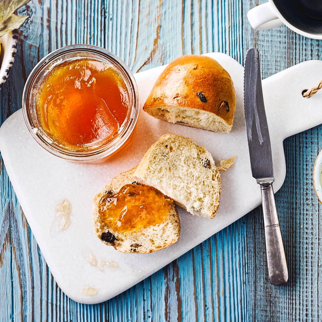 Wie wäre es mit einer süßen Geschenkidee für Ihre Liebsten? Probieren Sie unser Rezept für Quitten-Gelee mit Zitronensaft und Vanilleschoten – in Weckgläser gefüllt, bleibt es mehrere Monate frisch!