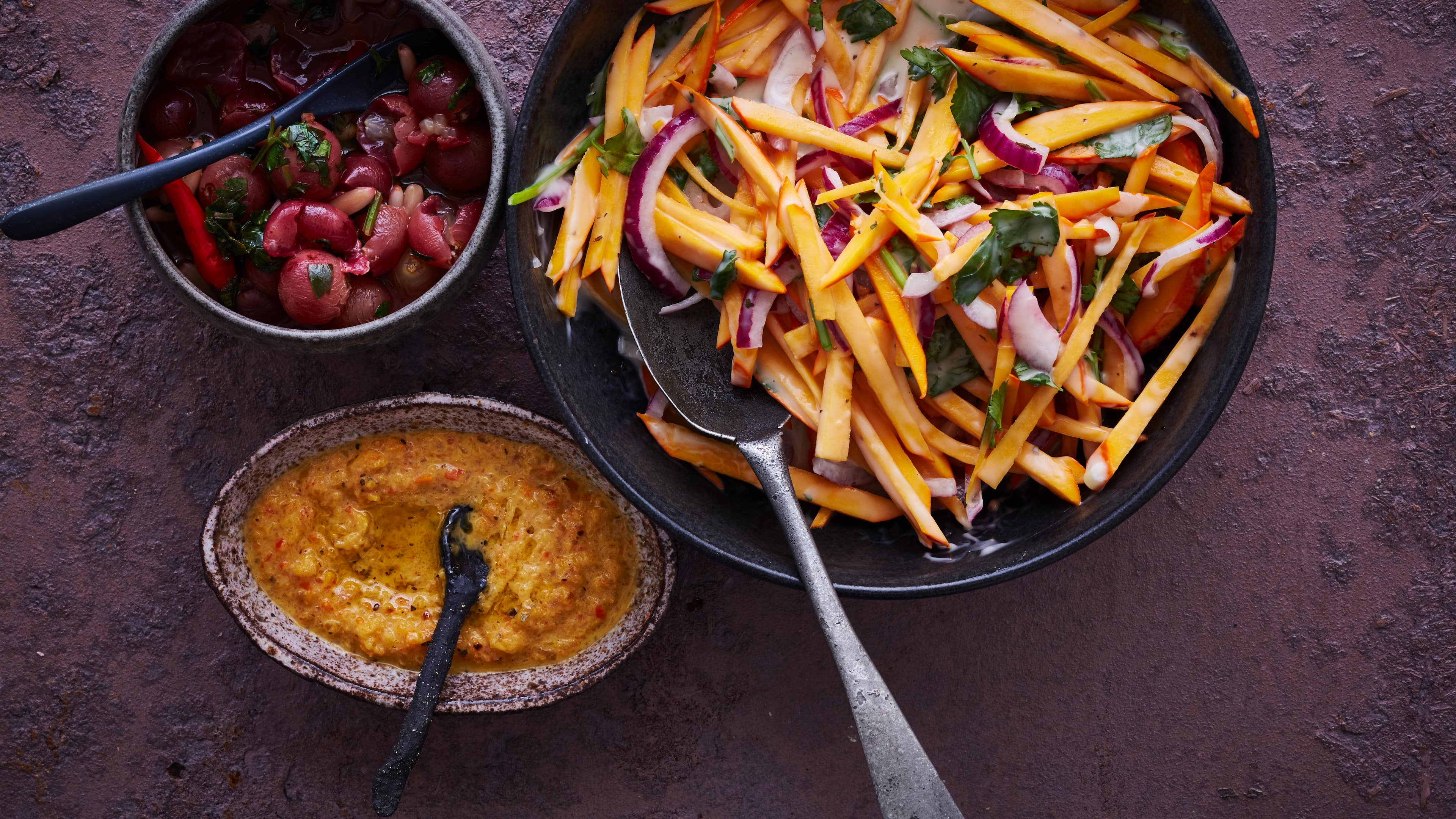 Raclette-Beilagen Entdecken Sie mit unserem Rezept dreierlei exotische Beilagen, die perfekt zum Raclette passen: Wir servieren Hot Grapes, eine Paprika-Salsa sowie einen selbstgemachten Kürbis-Slaw!