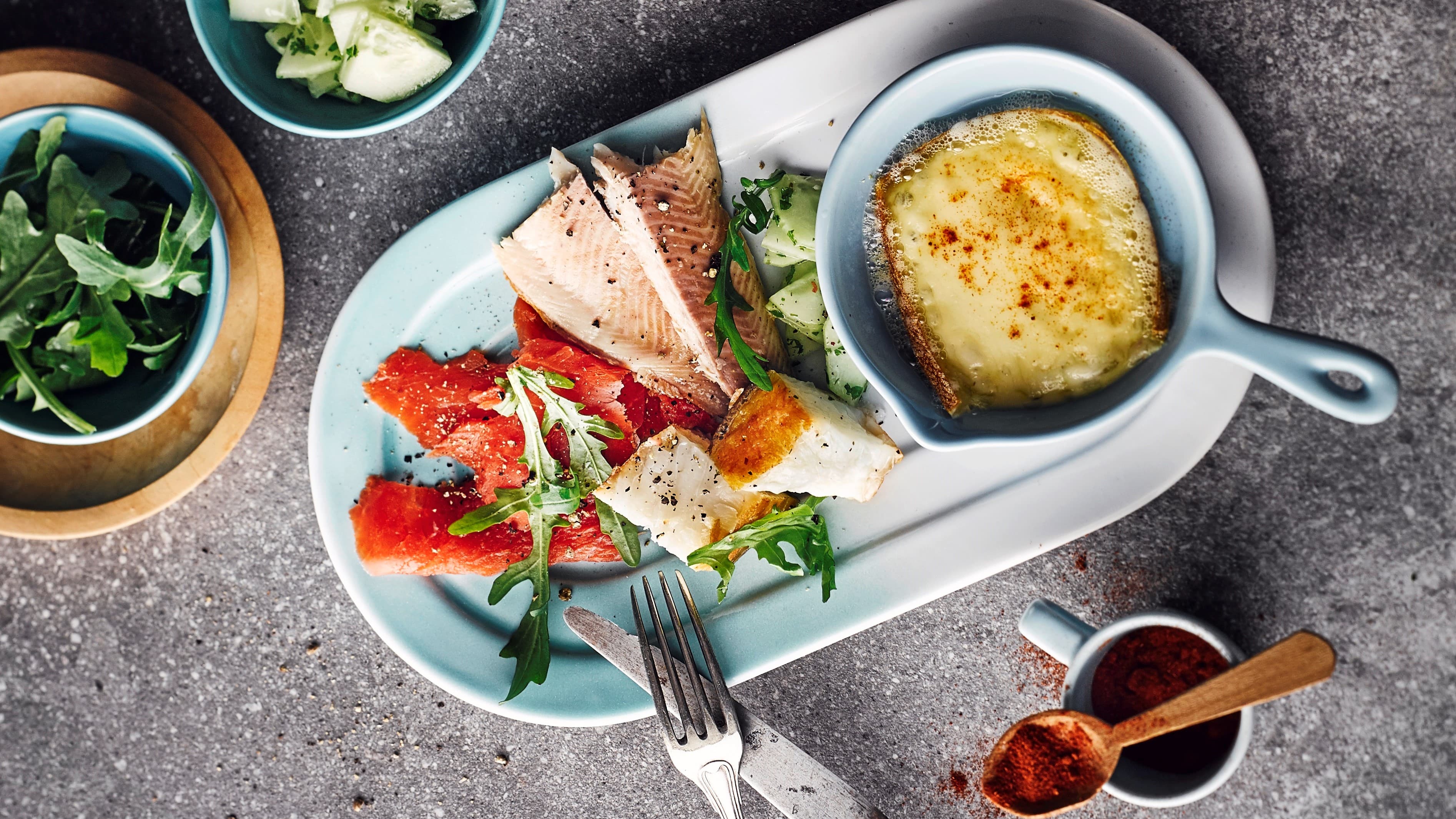 Raclette mit Räucherfischen Raclette mit Räucherfischen? Probieren Sie unser raffiniertes Rezept mit Lachs, Forelle und Heilbutt an Rucola-Salat mit Zitronenvinaigrette unbedingt aus!