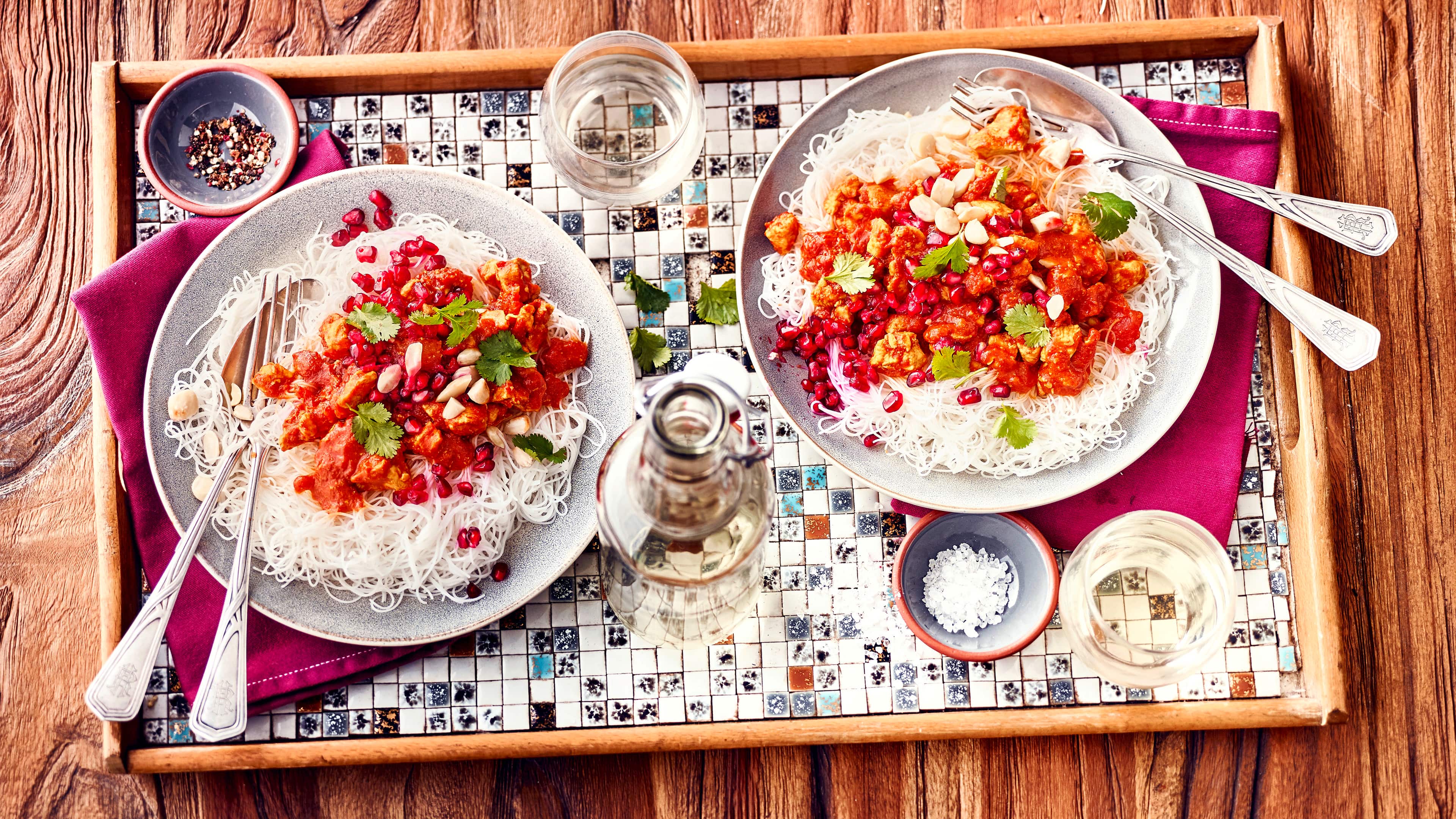 Reisnudeln mit Granatapfel Probieren Sie unsere Reisnudeln mit Geflügelragout und Granatapfel und bereiten Sie das leckere Gericht mit Koriander und Sesamöl nach Rezept selbst zu!