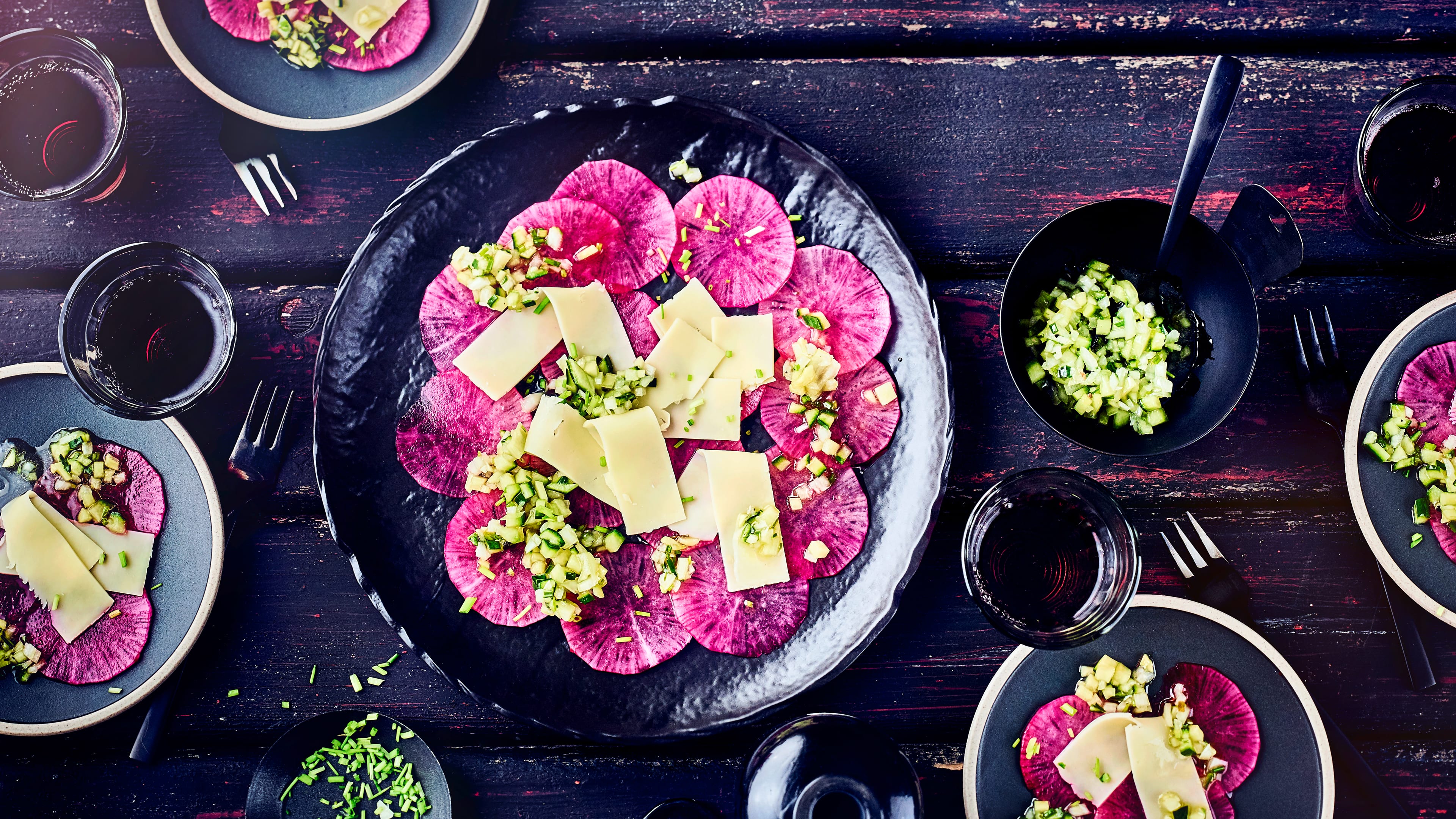 Rettich-Carpaccio Ob als Vorspeise oder kleiner Snack für Zwischendurch, das rote Rettich-Carpaccio ist nicht nur schön anzusehen. Mit Gouda und einer Gurken- Vinaigrette wird das vegetarische Carpaccio zu einer schönen Kombination, die nach Sommer schmeckt.