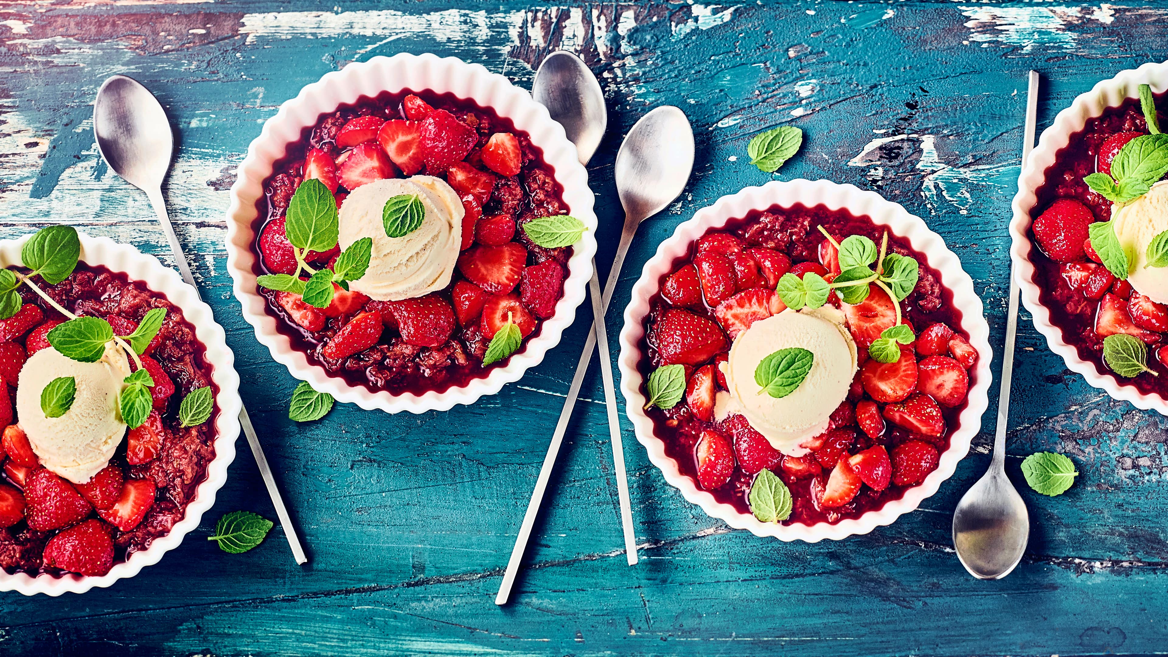 Fruchtiger Nachtisch: Genießen Sie frische Erdbeeren in einer Marinade aus Honig und Zitronenschale auf einer Rhabarber-Dattel-Creme mit Vanille-Eis!