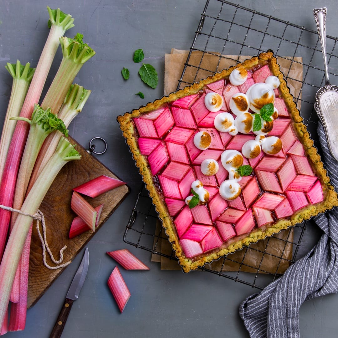 Trifft süße Meringue auf sauren Rhabarber entsteht ein leckerer Baiserkuchen, der auch optisch Eindruck auf der Kaffeetafel schindet!