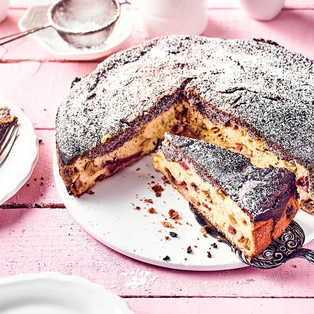 Rhabarber einmal anders: Unser Rezept für einen Mohnkuchen mit dem säuerlichen Gemüse unter einer süßen Quark-Haube – probieren Sie es gleich aus!