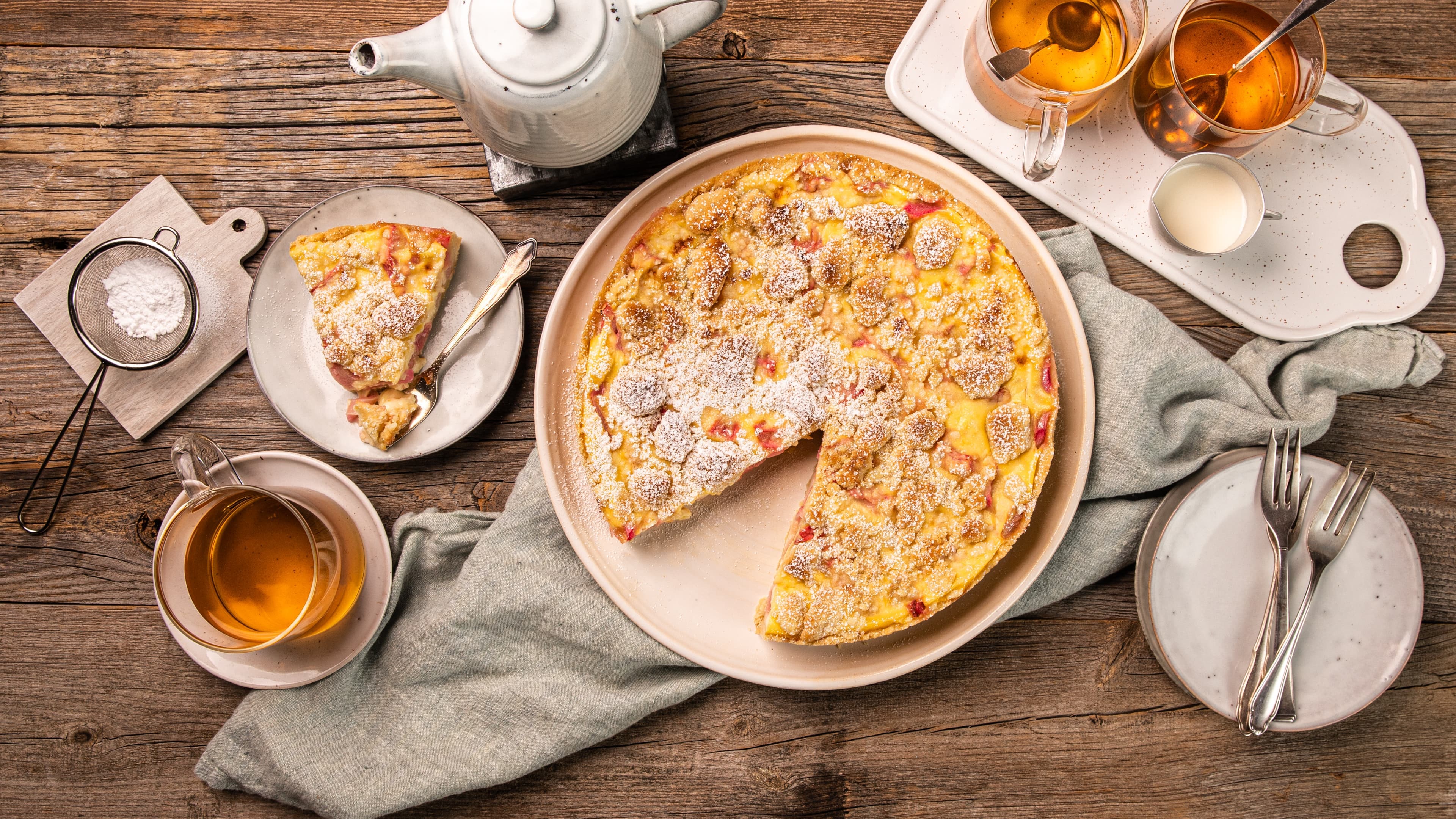 Rhabarberkuchen mit Pudding und Streuseln Rhabarberkuchen mit Pudding und Streuseln