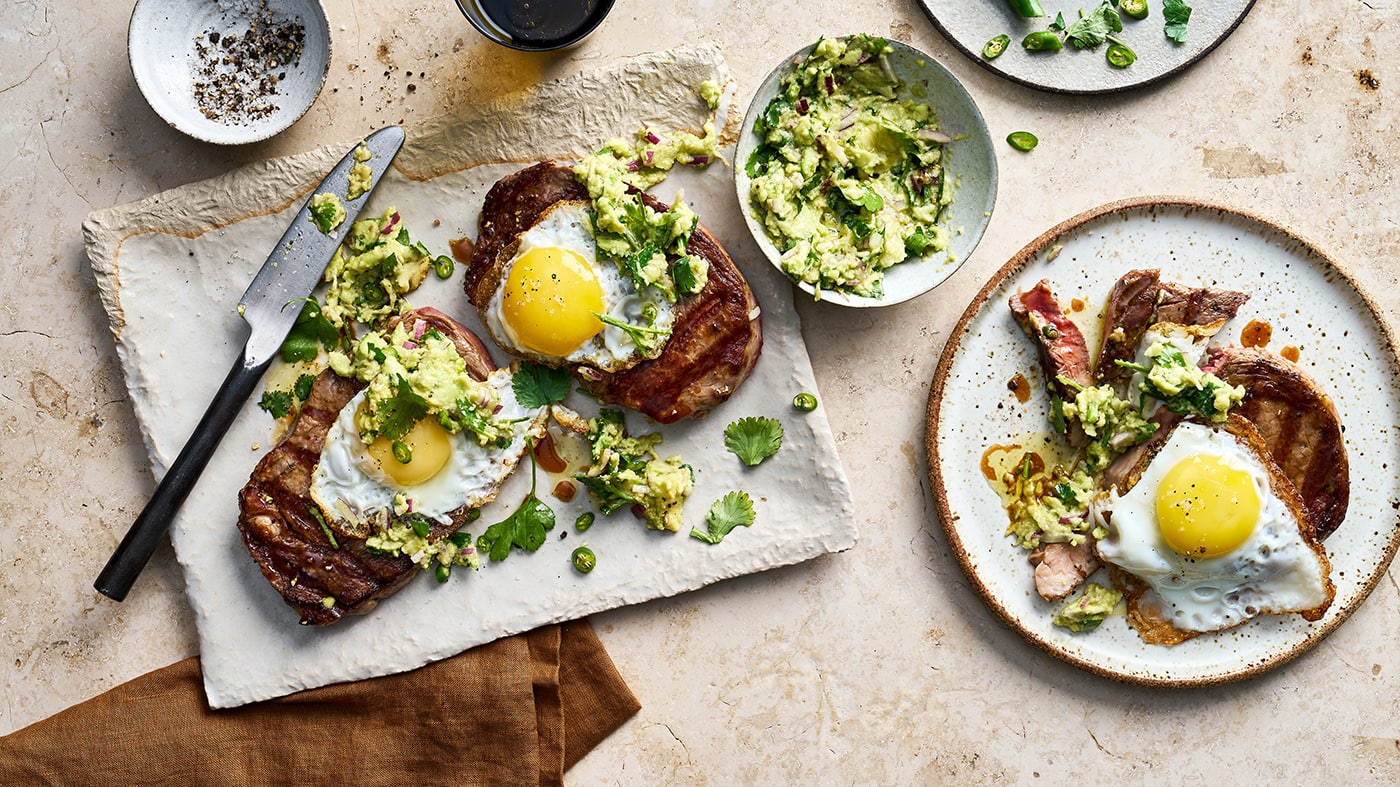 Rib-Eye-Steaks mit Spiegelei & Avocado-Salsa Rib-Eye-Steaks mit Spiegelei & Avocado-Salsa