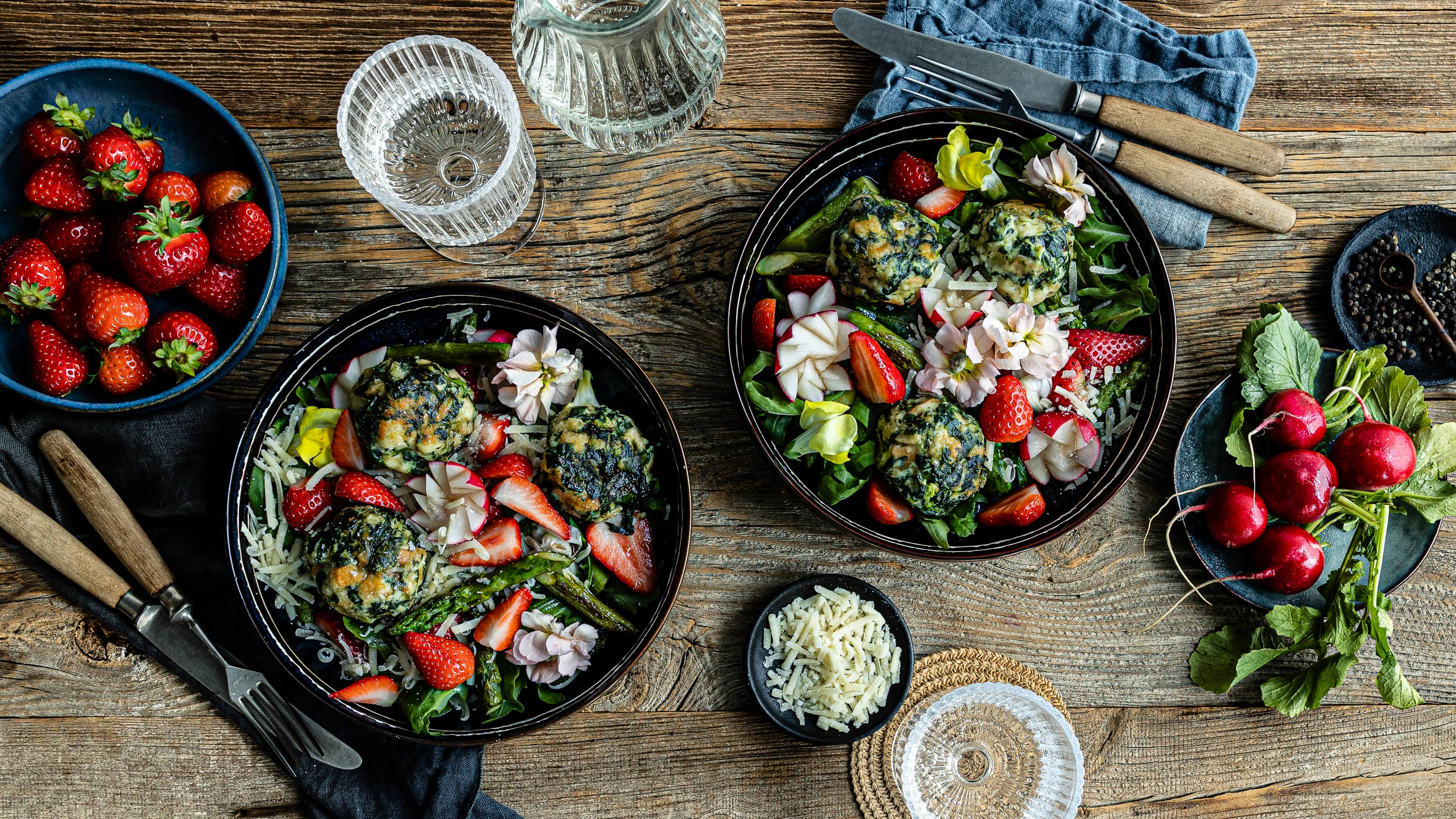 Ricotta-Spinat-Knödel mit Frühlingssalat Jetzt gibt’s Frühling auf den Teller: Würzige Ricotta-Spinat-Knödel mit Frühlingssalat aus Spargel, Rucola, Erdbeeren und Parmesan.
