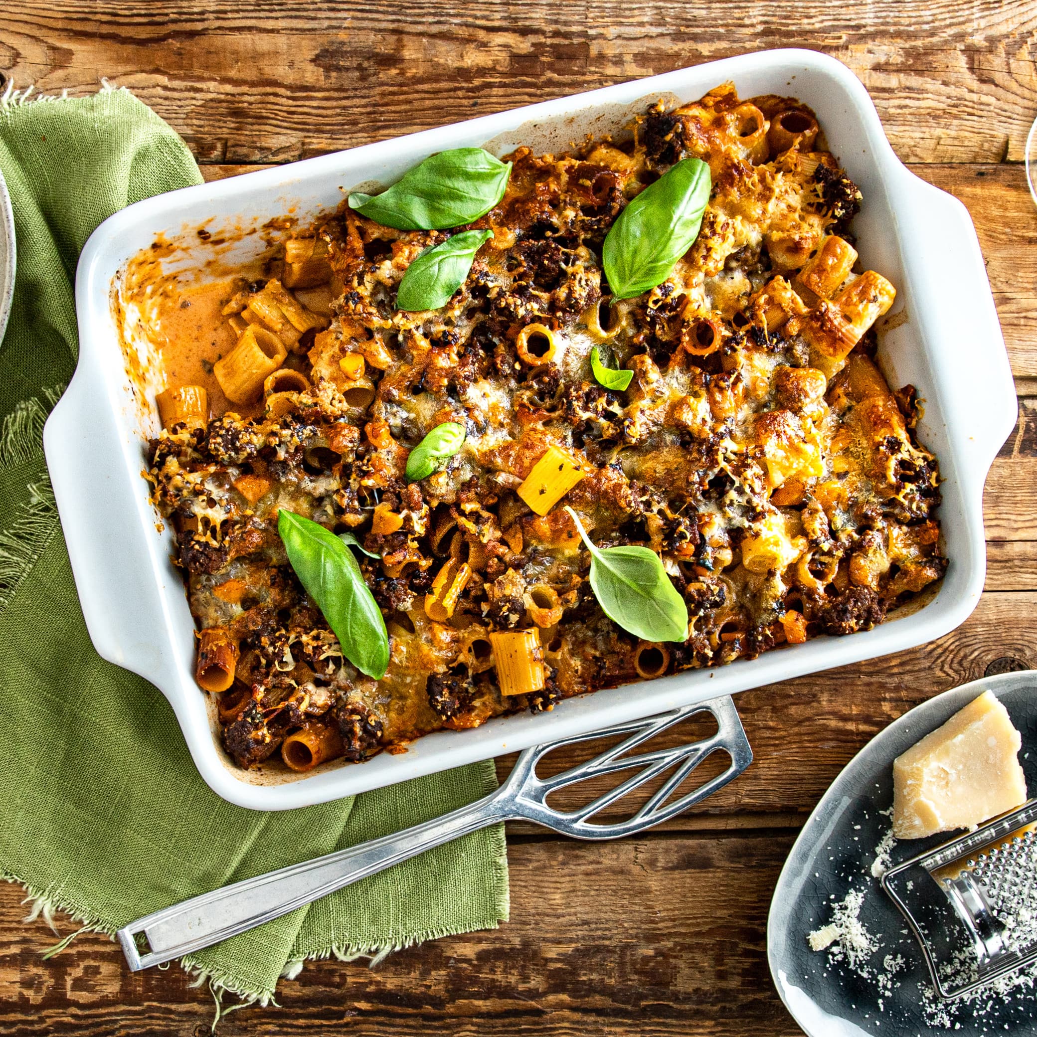 Wie beim Italiener: Rigatoni al forno ist ein leckeres Auflauf-Gericht der italienischen Küche aus Nudeln mit Sahne-Hackfleisch-Soße, Parmesan und Mozzarella.