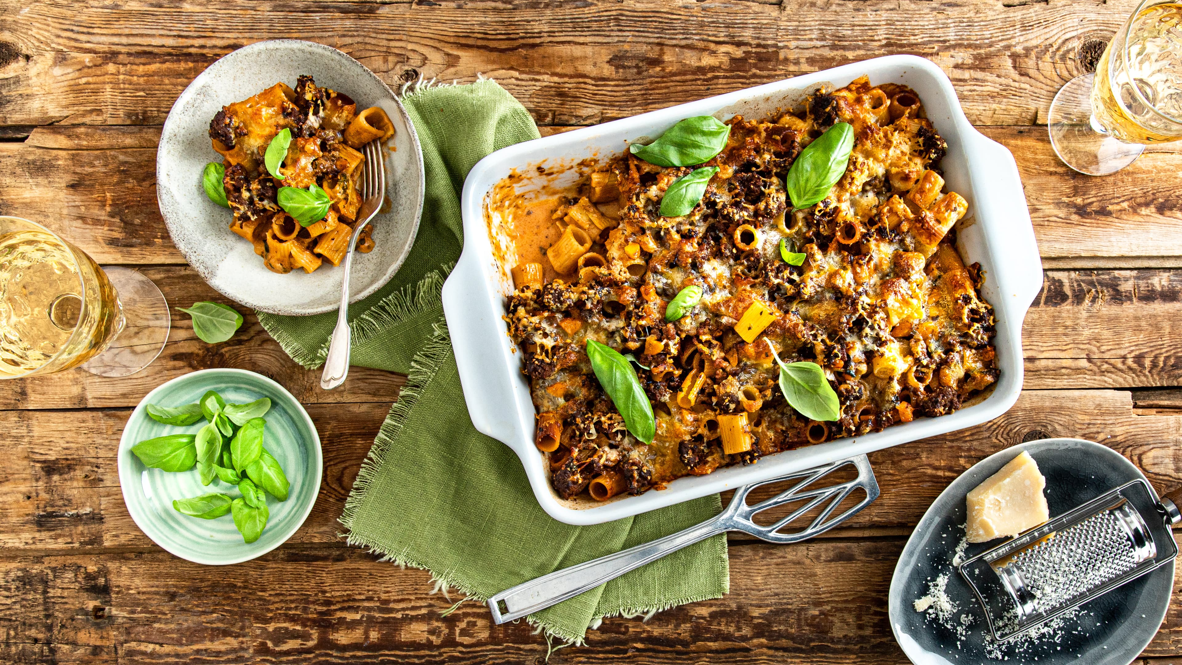 Rigatoni al forno Wie beim Italiener: Rigatoni al forno ist ein leckeres Auflauf-Gericht der italienischen Küche aus Nudeln mit Sahne-Hackfleisch-Soße, Parmesan und Mozzarella.
