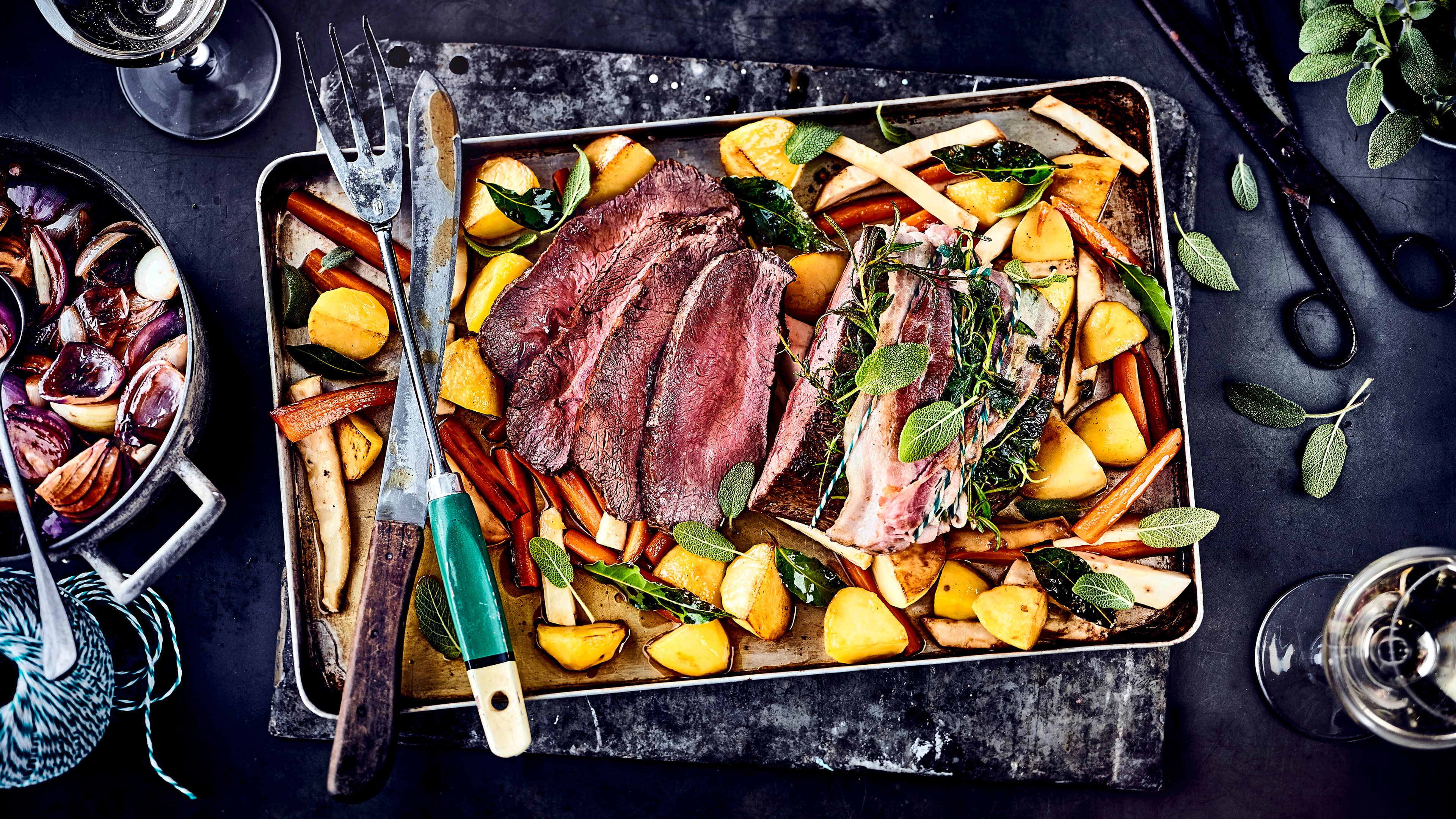 Rinderbraten Rinderbraten-Rezept: Saftiger Rinderbraten mit Kräuter-Speck-Mantel auf Backblech