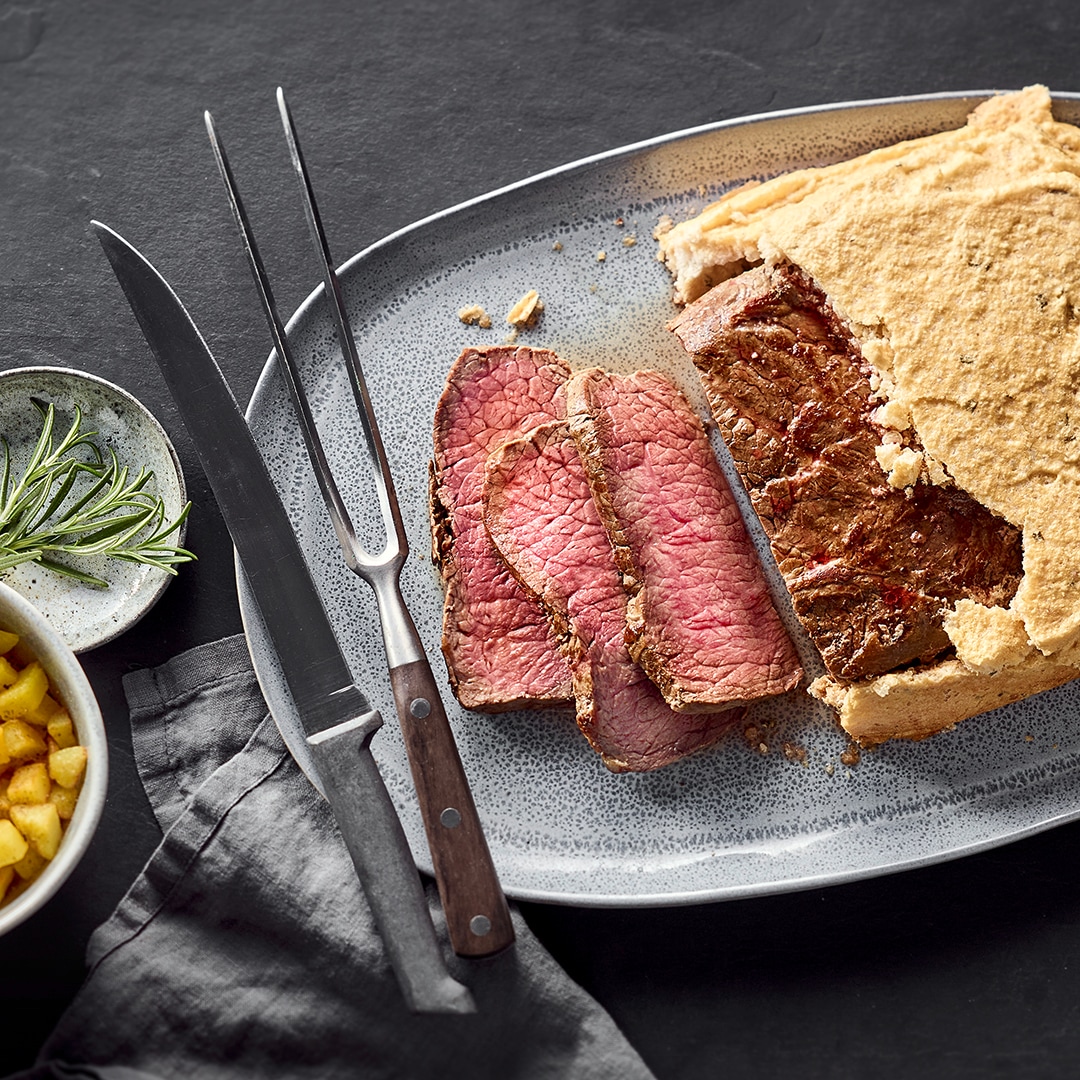 Roastbeef in Rosmarin-Salzkruste mit winterlichem Salat