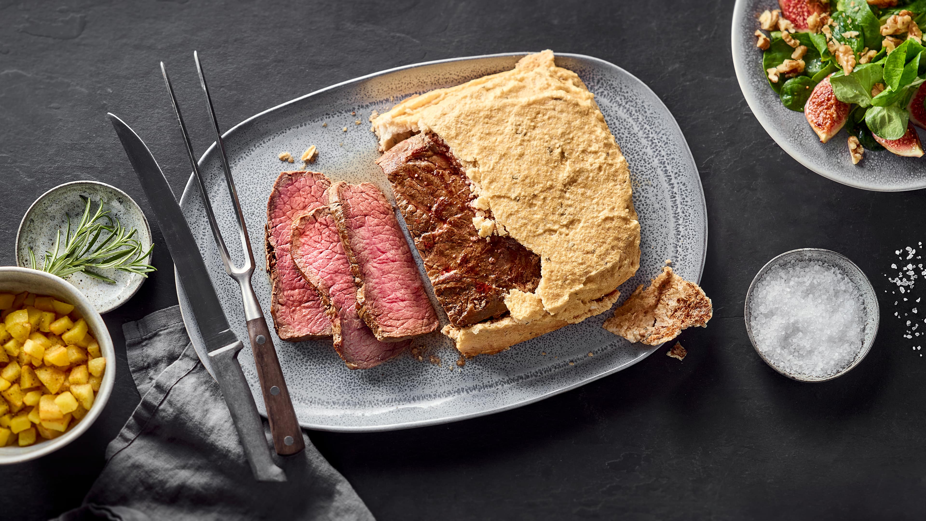 Roastbeef in Rosmarin-Salzkruste mit Wintersalat Roastbeef in Rosmarin-Salzkruste mit Wintersalat