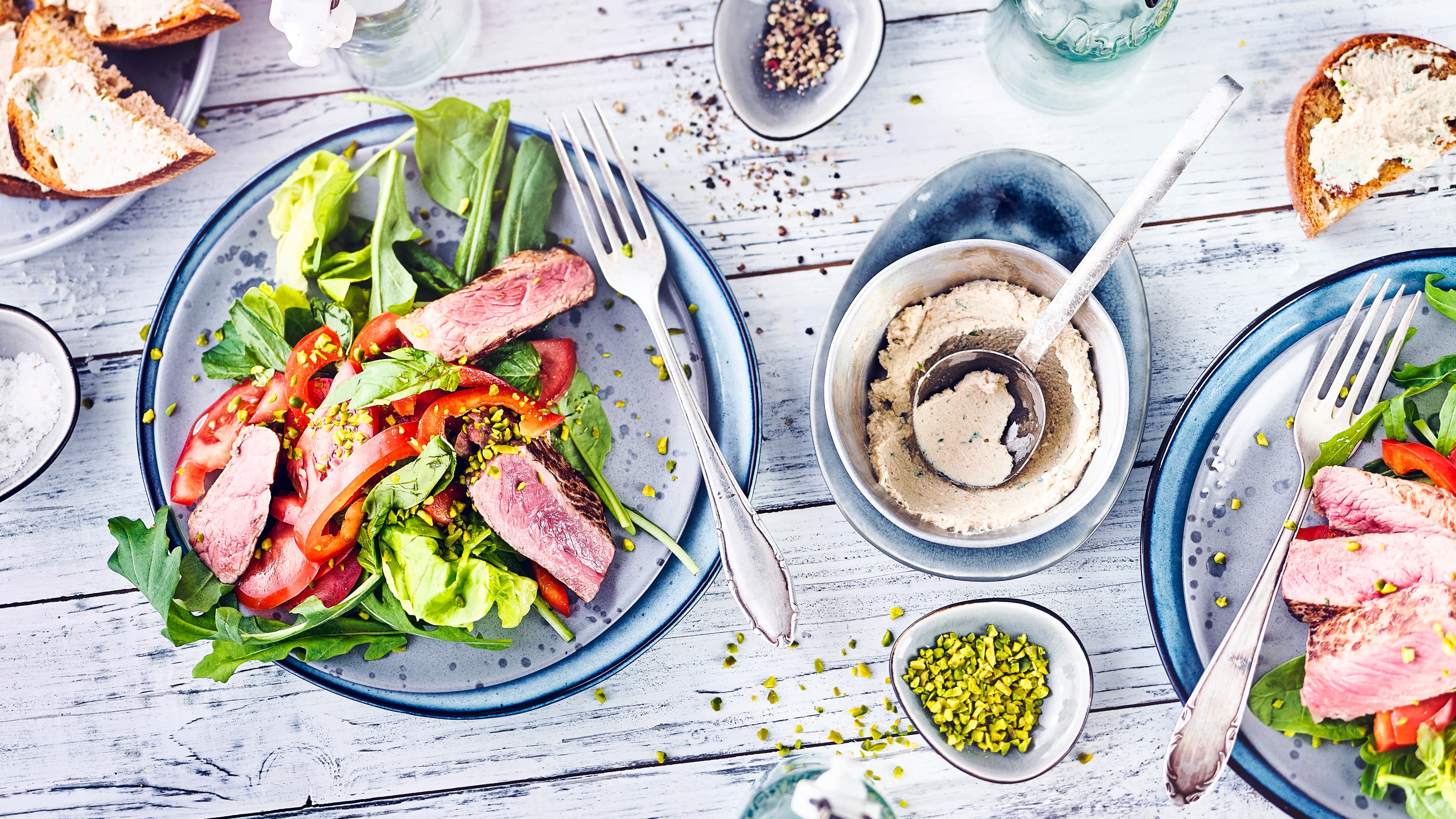 Roastbeefsteak mit Salat Roastbeefsteak mit Salat