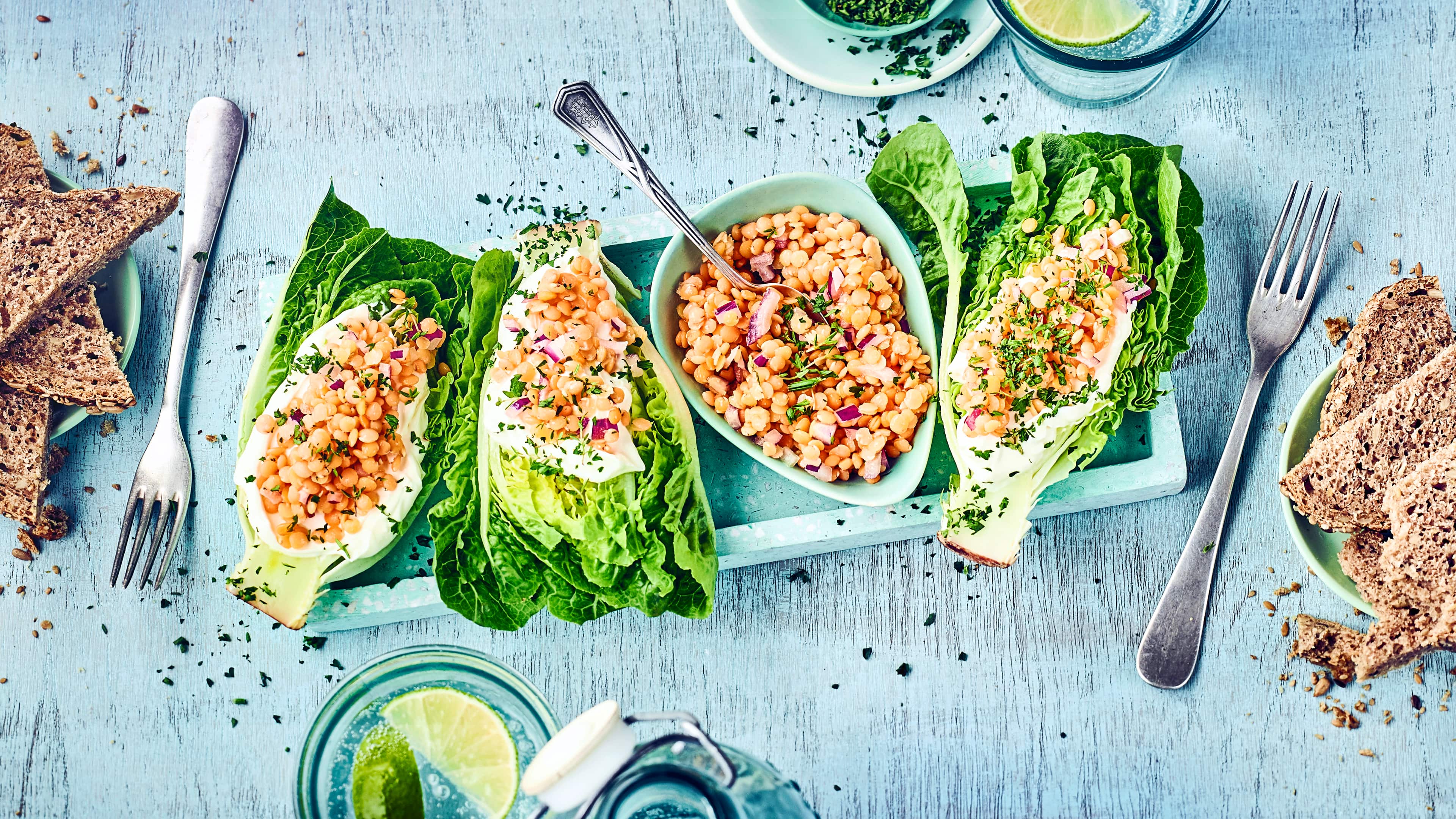 Römischer Salat mit Linsen Leckerer Snack oder Vorspeise: Probieren Sie unseren Römischen Salat mit Weichkäse und pikantem Linsen-Balsamico-Dressing – gewürzt mit Thymian und Chili!