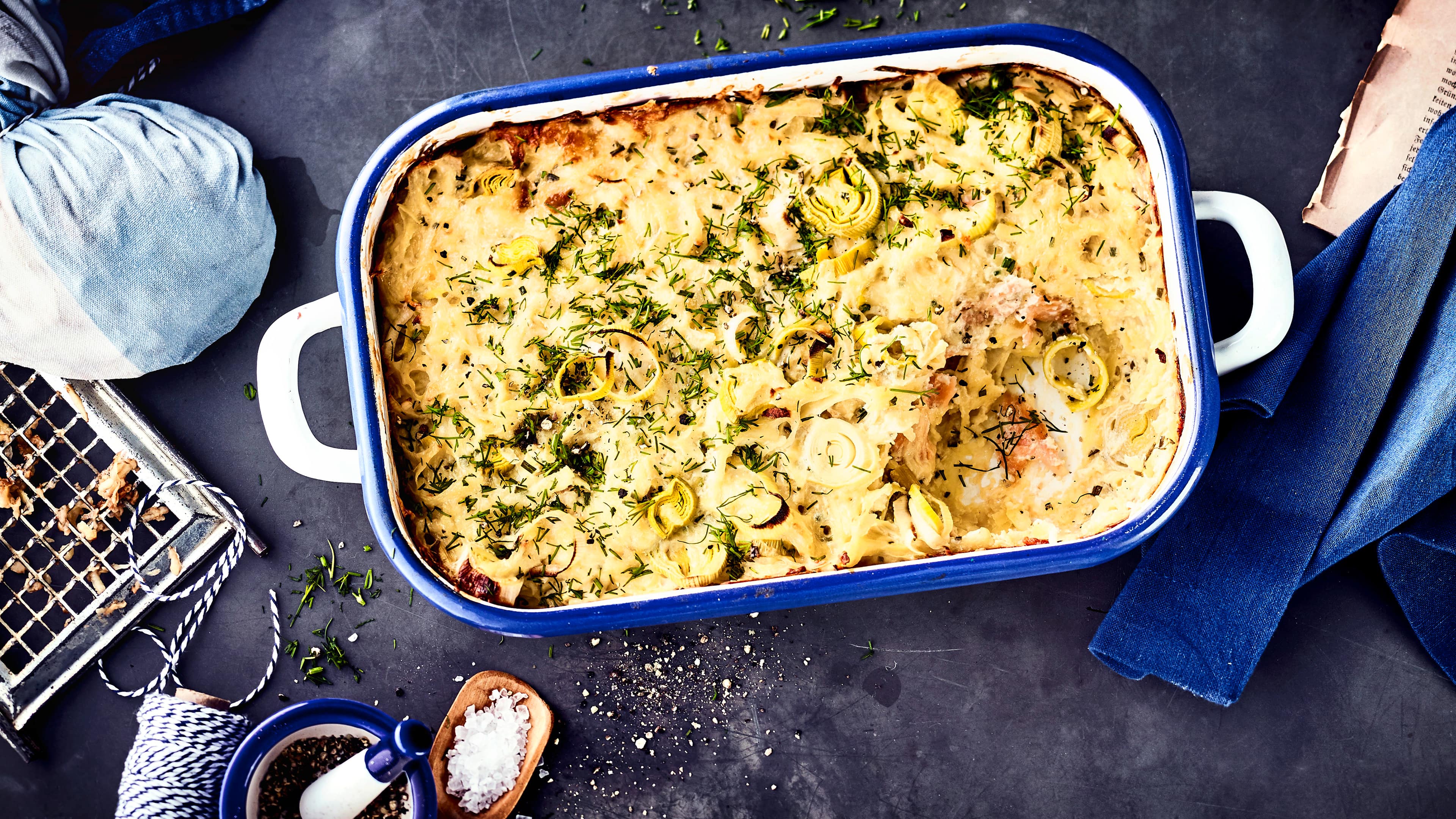 Röstiauflauf Da Rösti und Lachs in Kombination so gut schmecken, verbinden wir dies direkt in einem herzhaften Röstiauflauf und servieren diesen mit frischem Dill garniert.