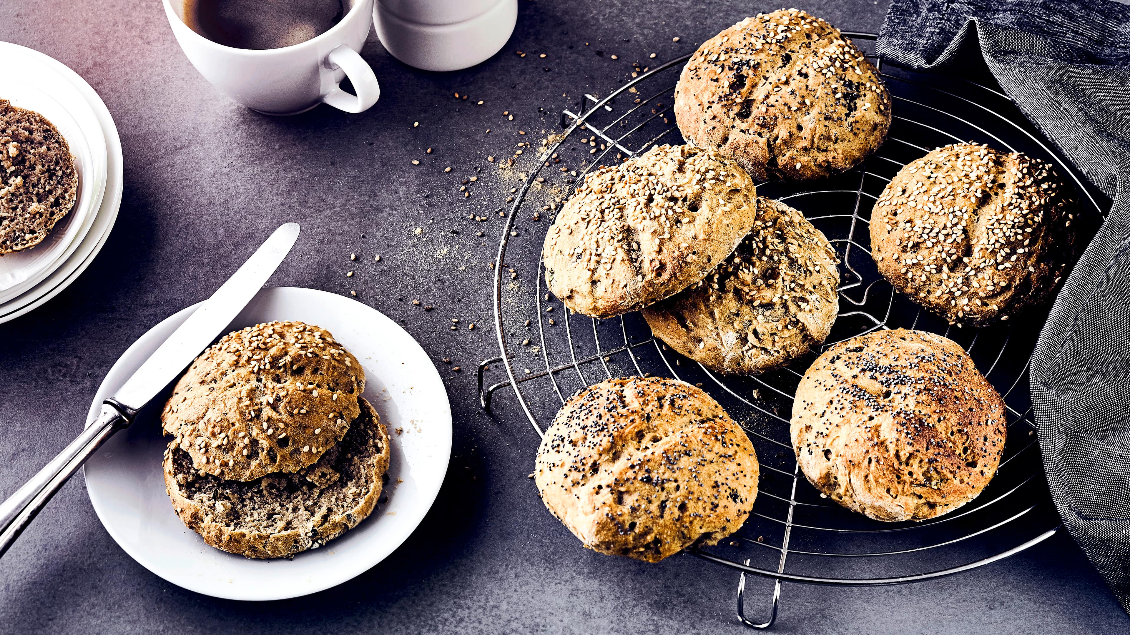 Roggen-Kräuter-Brötchen Selbstgemachtes Gebäck schmeckt besonders lecker: Probieren Sie unser Rezept für Roggen-Kräuter-Brötchen aus Sauerteig, frischer Hefe und Salz einmal aus – in 25 Minuten zubereitet!
