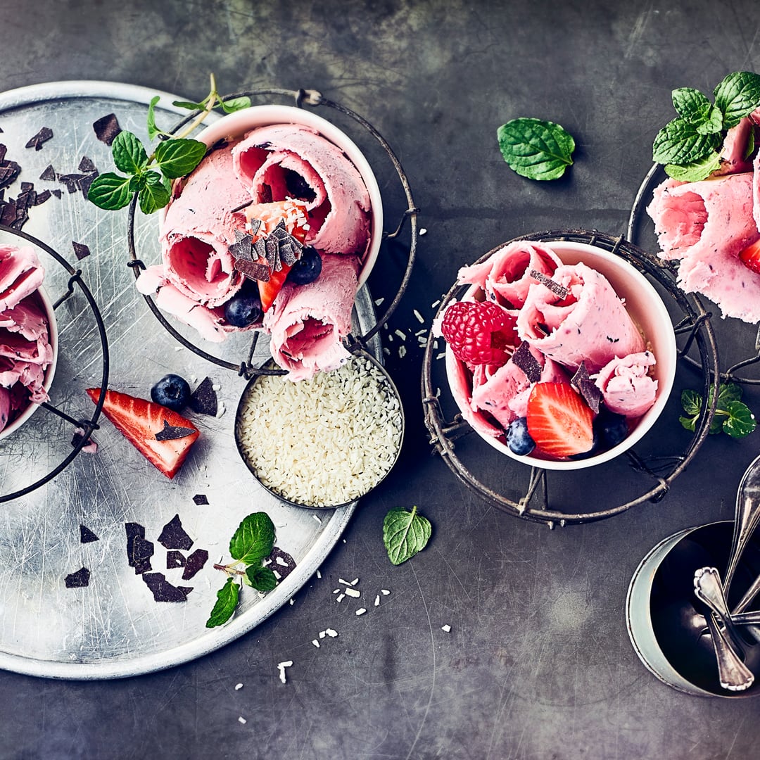 Absoluter Trend und super lecker ist unser Rezept für selbstgemachte Rolled Ice Cream. Mit vielen Toppings serviert schmeckt es besonders gut und lässt sich hervorragend variieren.