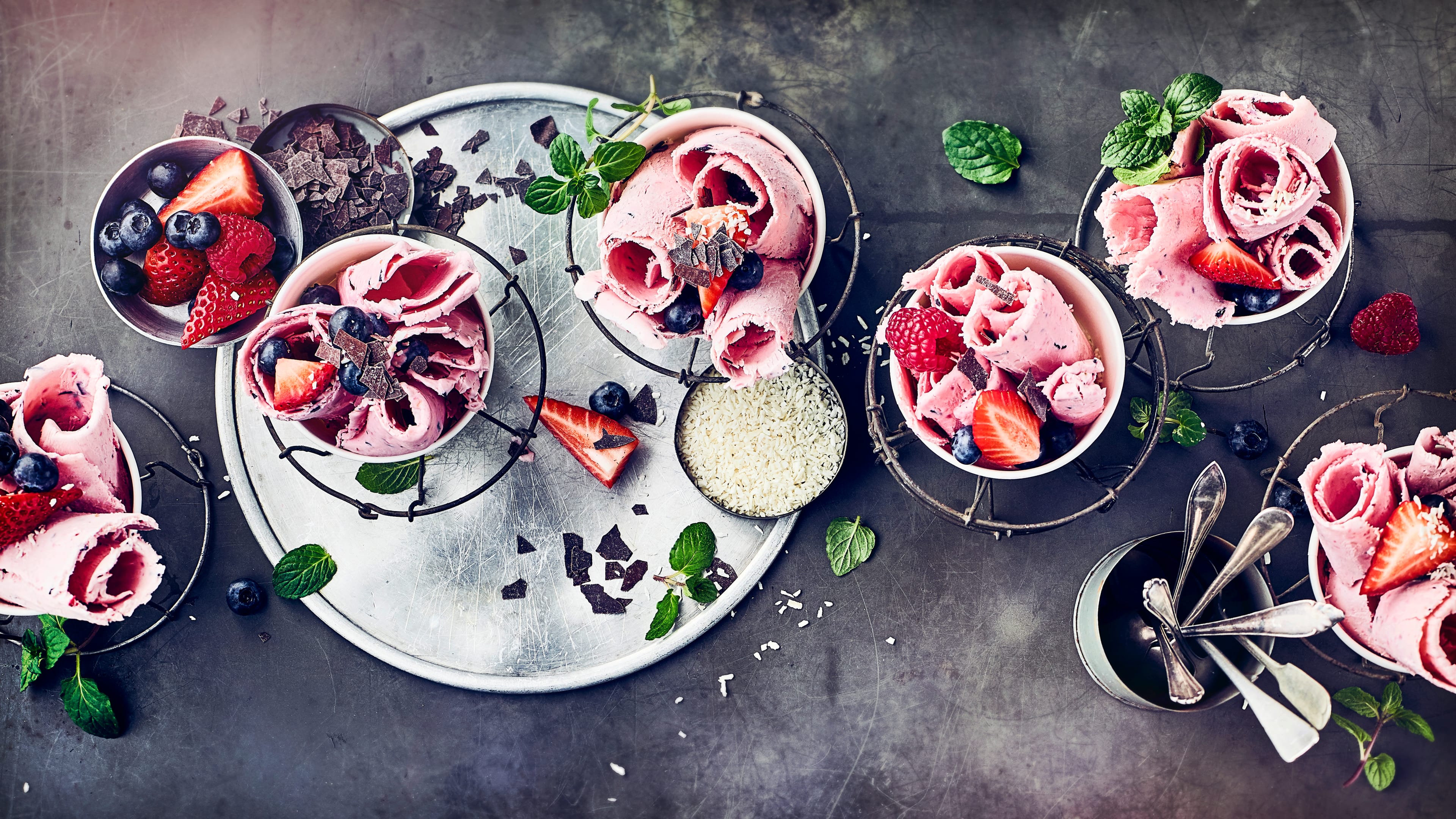 Absoluter Trend und super lecker ist unser Rezept für selbstgemachte Rolled Ice Cream. Mit vielen Toppings serviert schmeckt es besonders gut und lässt sich hervorragend variieren.