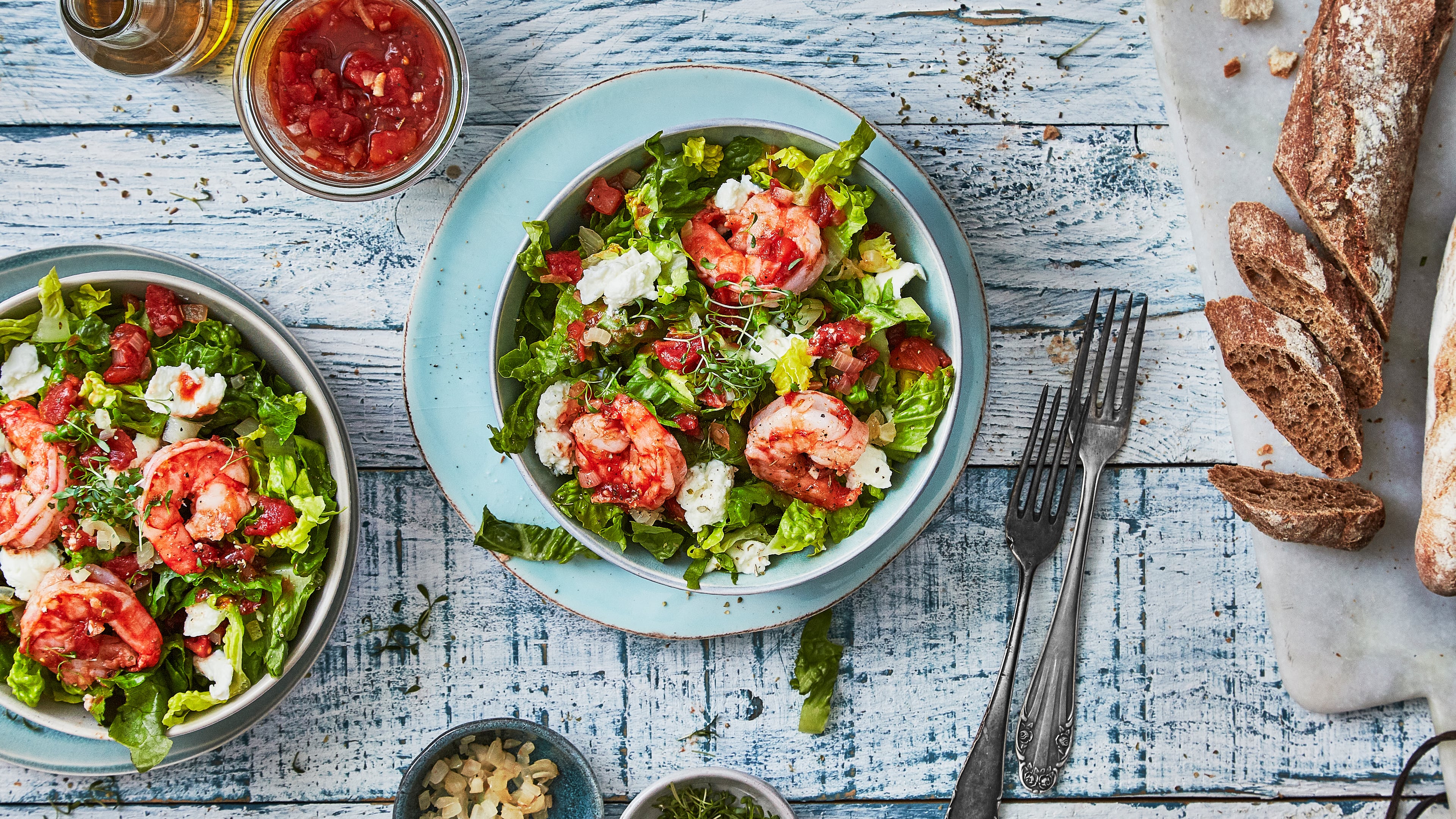 Romanasalat mit Garnelen Sie suchen eine schnelle Zwischenmahlzeit mit Meeresfrüchten? Dann probieren Sie unseren erfrischenden Romanasalat mit Büffel-Mozzarella, Tomaten, Oregano und gebratenen Garnelen – fertig in weniger als 20 Minuten!