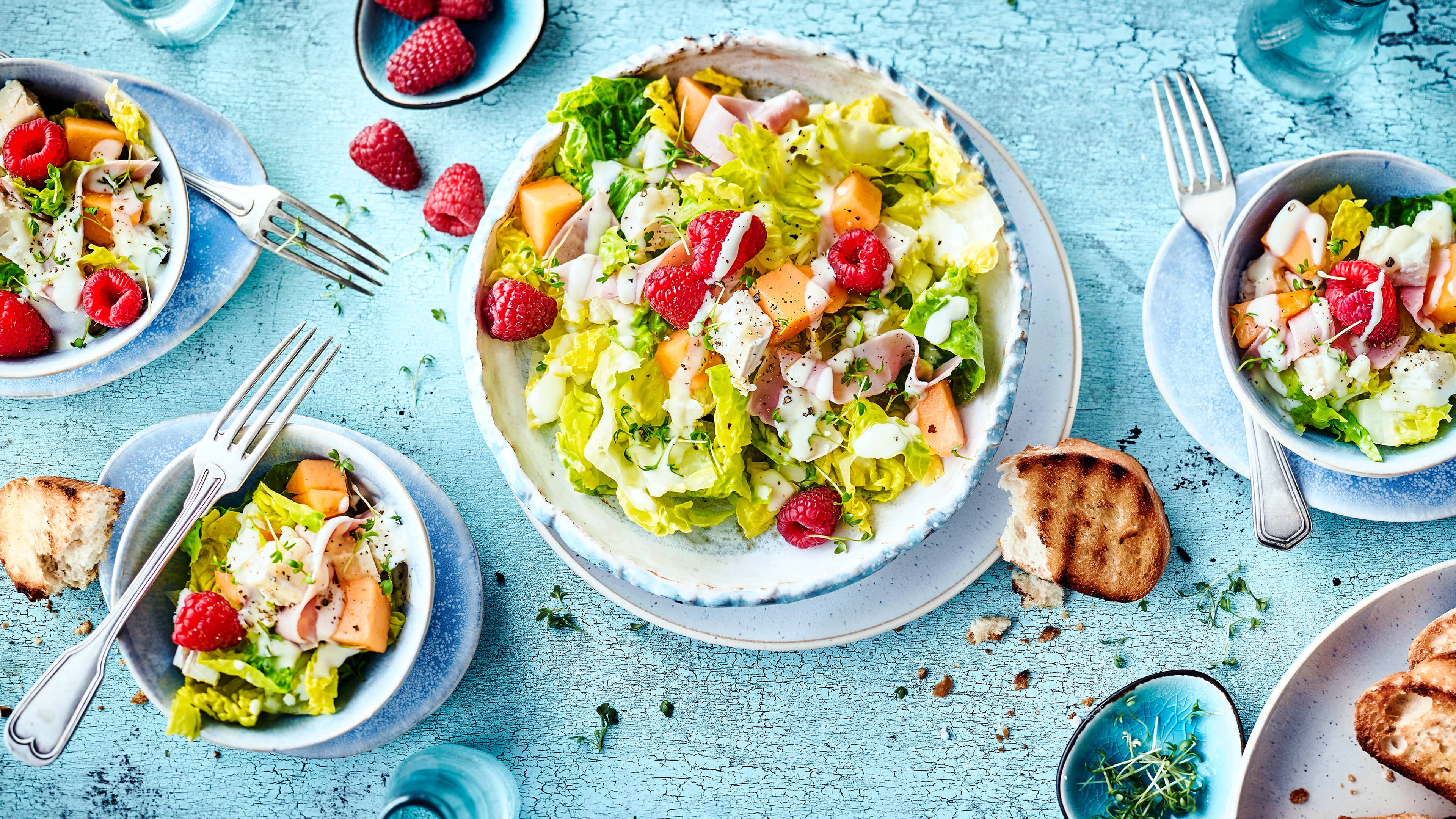 Romanasalat mit Melone Fruchtiger Salat für warme Tage: Probieren Sie unseren Romanasalat mit Honigmelone, Mozzarella und marinierter Gurke – in 10 Minuten servierbereit!