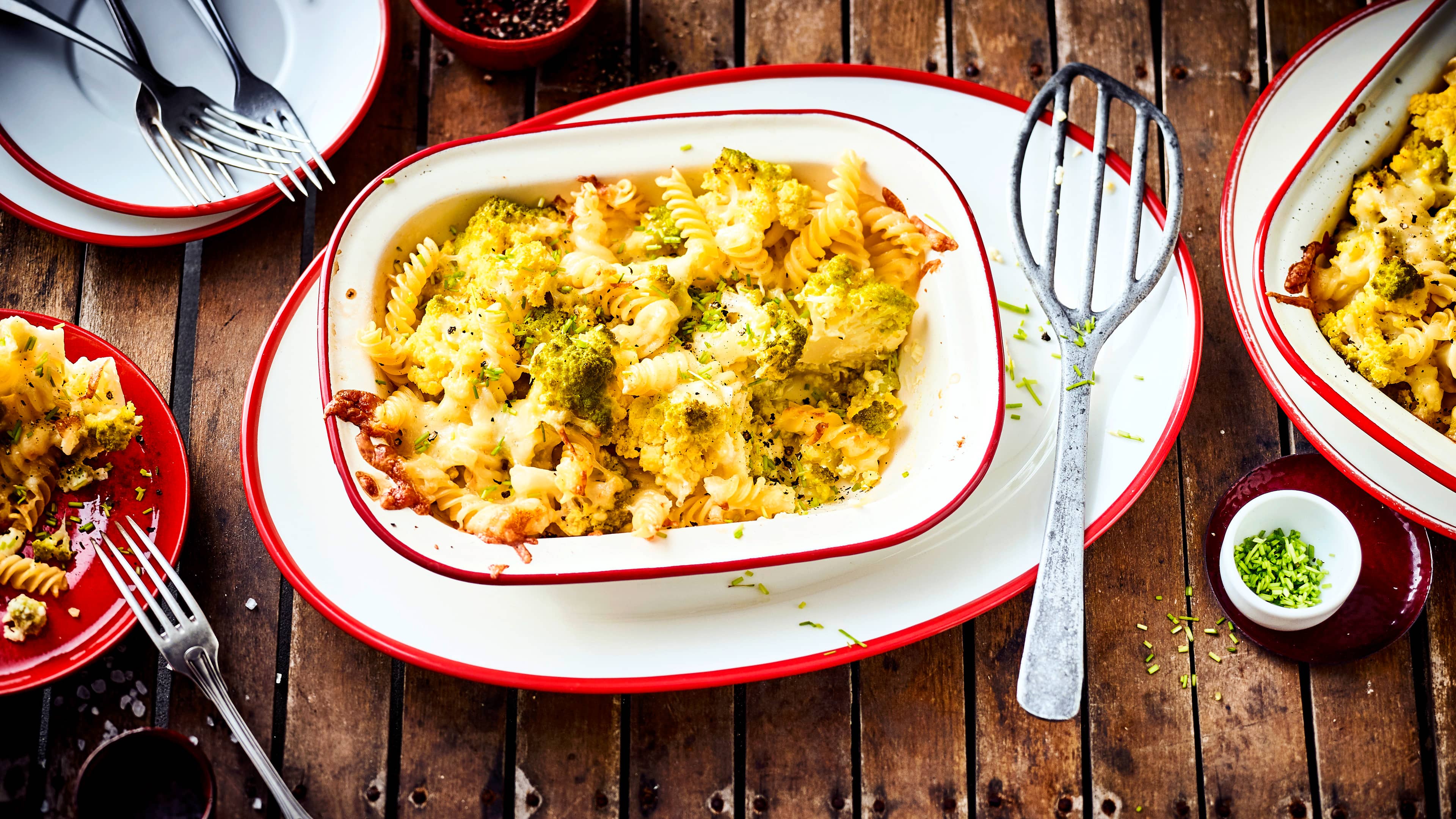 Unser Tipp für ein leckeres Pastagericht aus dem Ofen: Probieren Sie unseren Auflauf mit Fusilli, Käse und Romanesco – servierfertig in 50 Minuten!